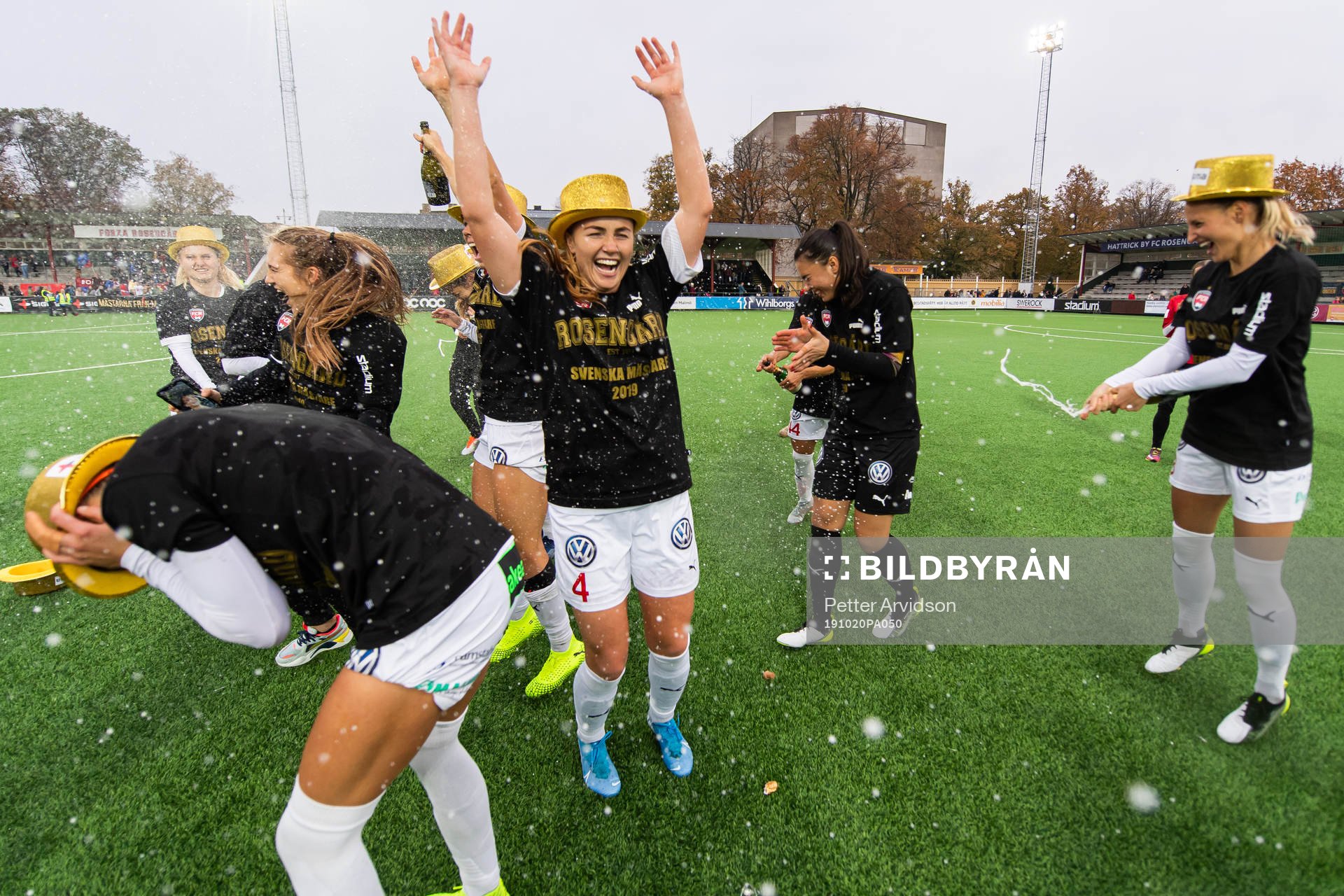 Rosengårds Glodis Perla Viggosdottir och Nathalie Björn jublar med guldhattar efter fotbollsmatchen i Damallsvenskan mellan Rosengård och Vittsjö den 20 oktober 2019 i Malmö.