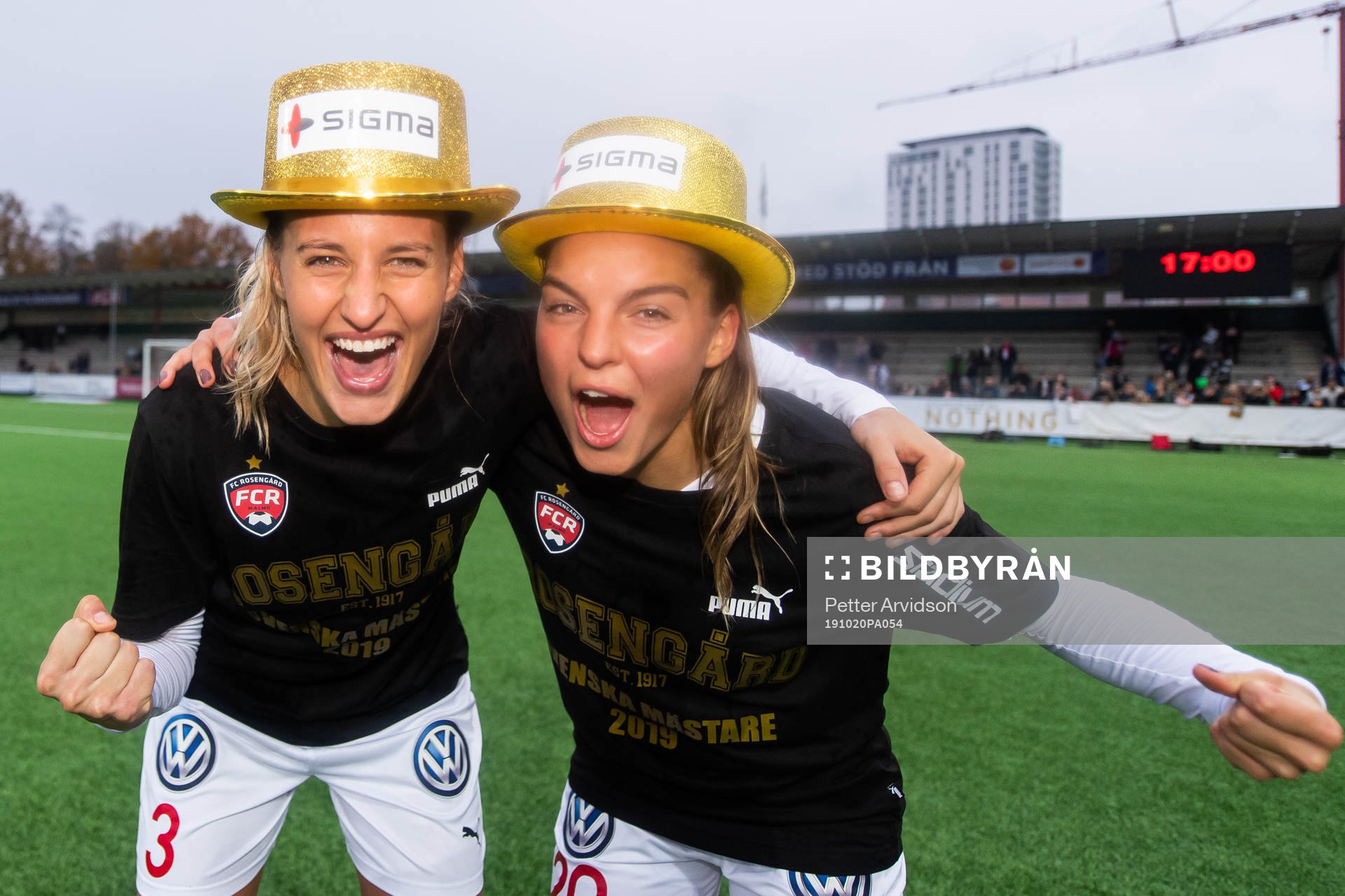 Rosengårds Nathalie Björn och Johanna Rytting Kaneryd jublar med guldhatt efter fotbollsmatchen i Damallsvenskan mellan Rosengård och Vittsjö den 20 oktober 2019 i Malmö.