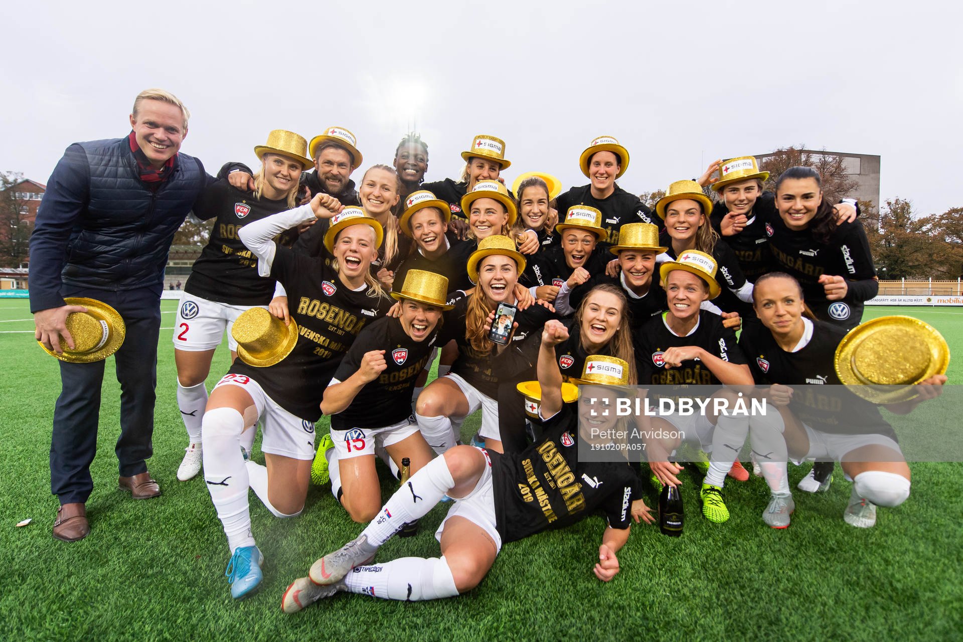 Rosengårds spelare jublar med guldhattar
