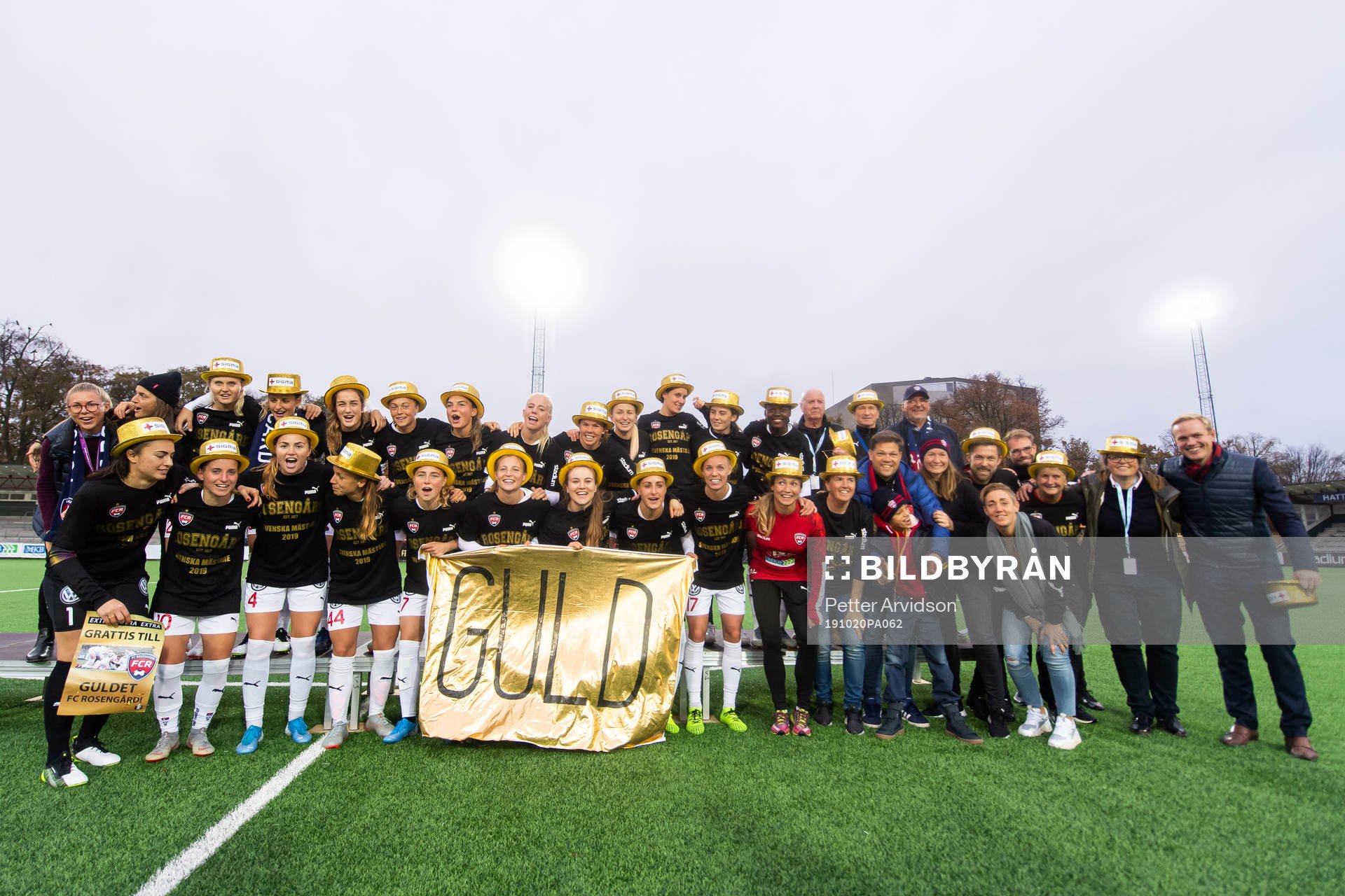Rosengårds spelare jublar med en guldskylt