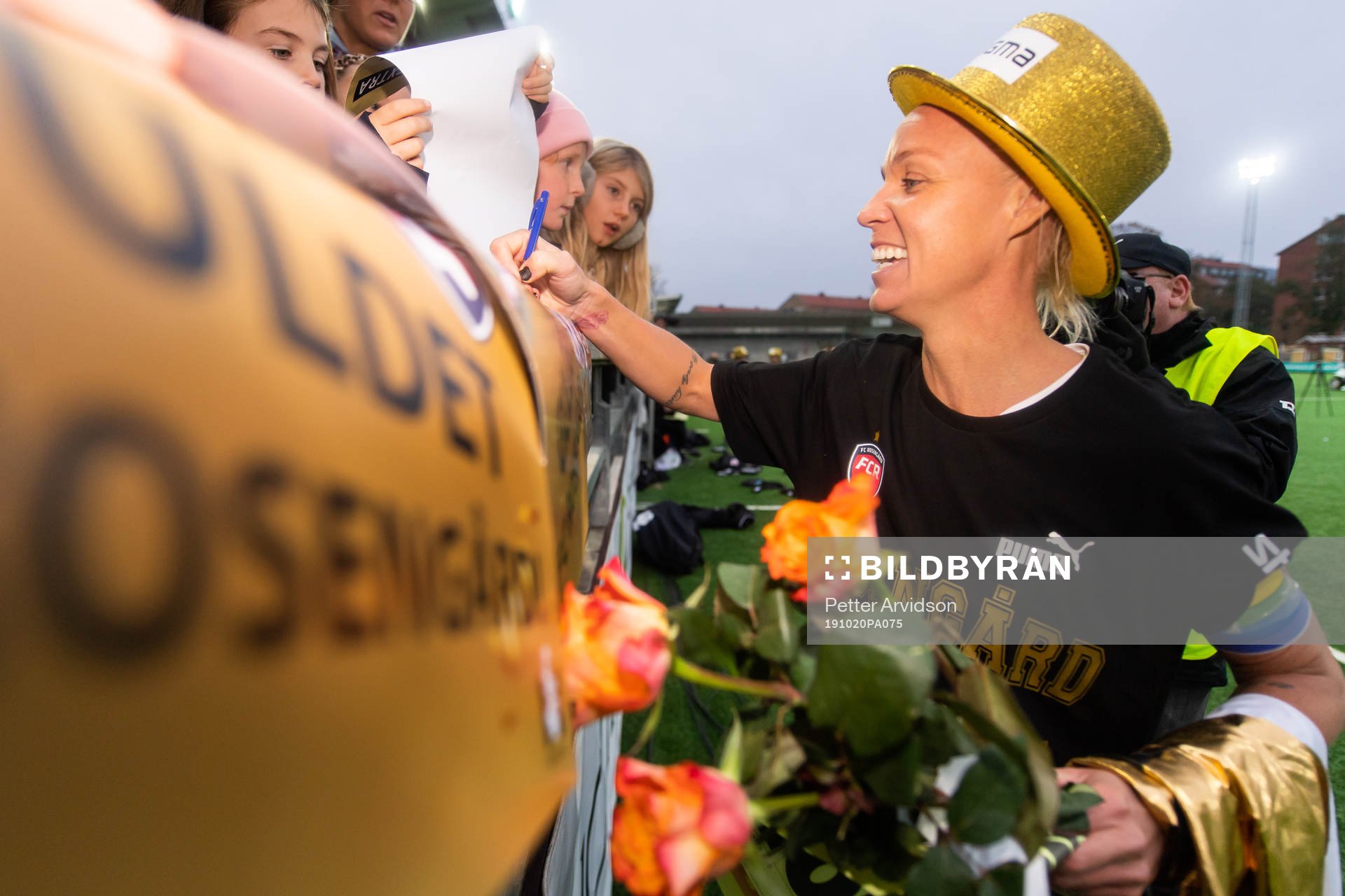 Rosengårds Caroline Seger skriver autografer med guldhatt