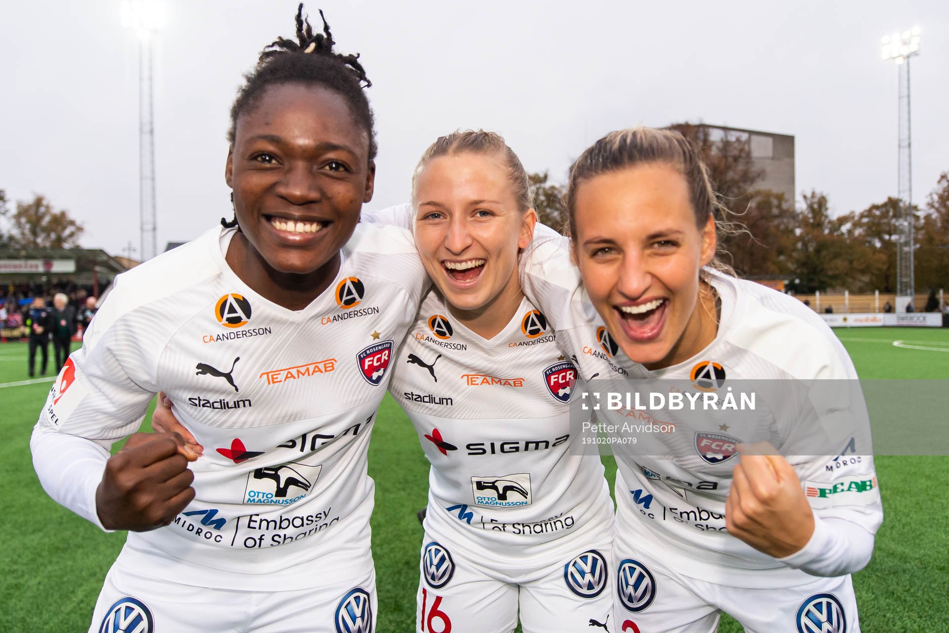 Rosengårds Anam Im, Hailie Mace och Nathalie Björn jublar efter fotbollsmatchen i Damallsvenskan mellan Rosengård och Vittsjö den 20 oktober 2019 i Malmö.