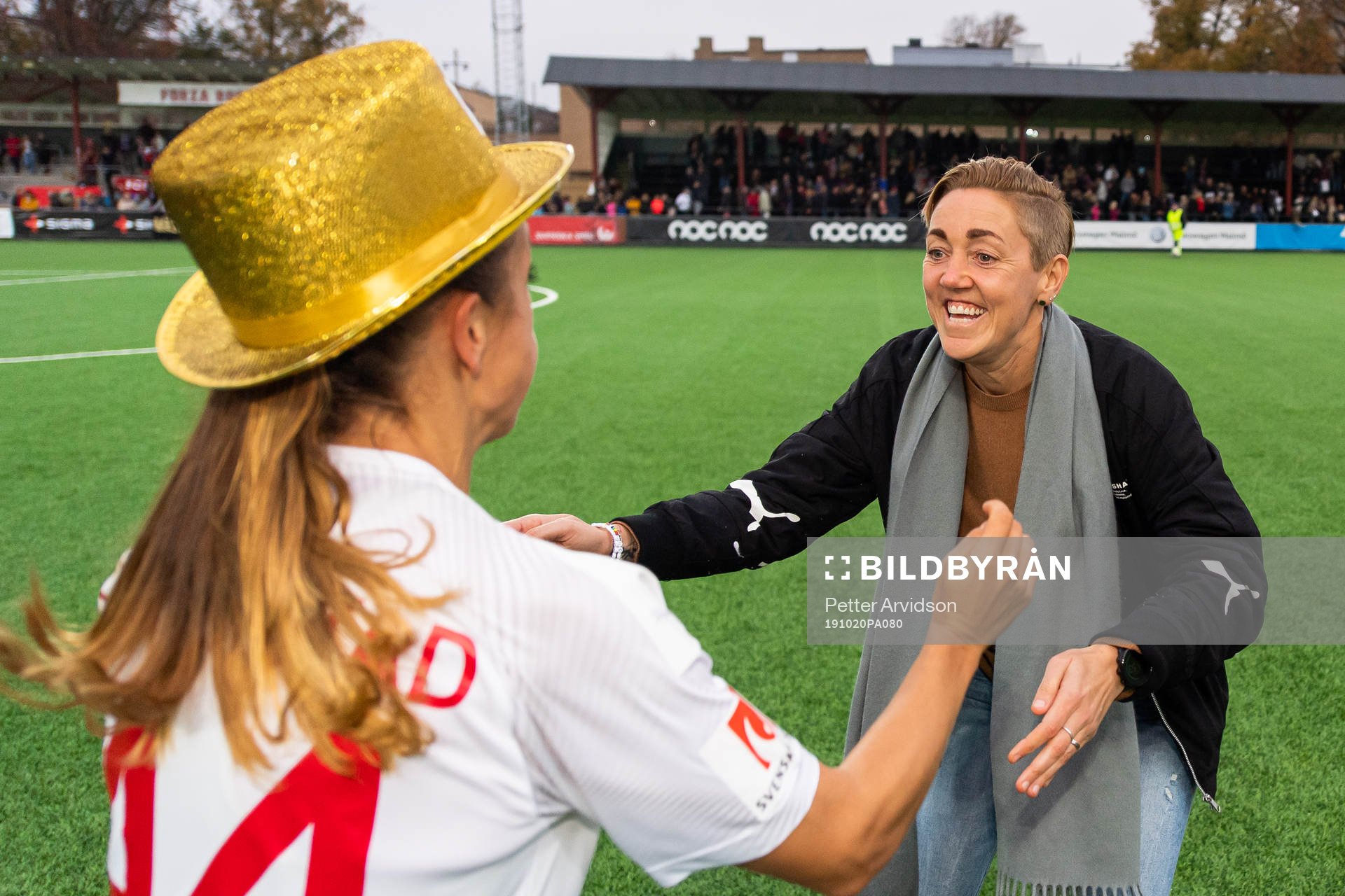 Rosengårds Malin Levenstad och sportchef Therese Sjögran jublar med guldhatt efter fotbollsmatchen i Damallsvenskan mellan Rosengård och Vittsjö den 20 oktober 2019 i Malmö.