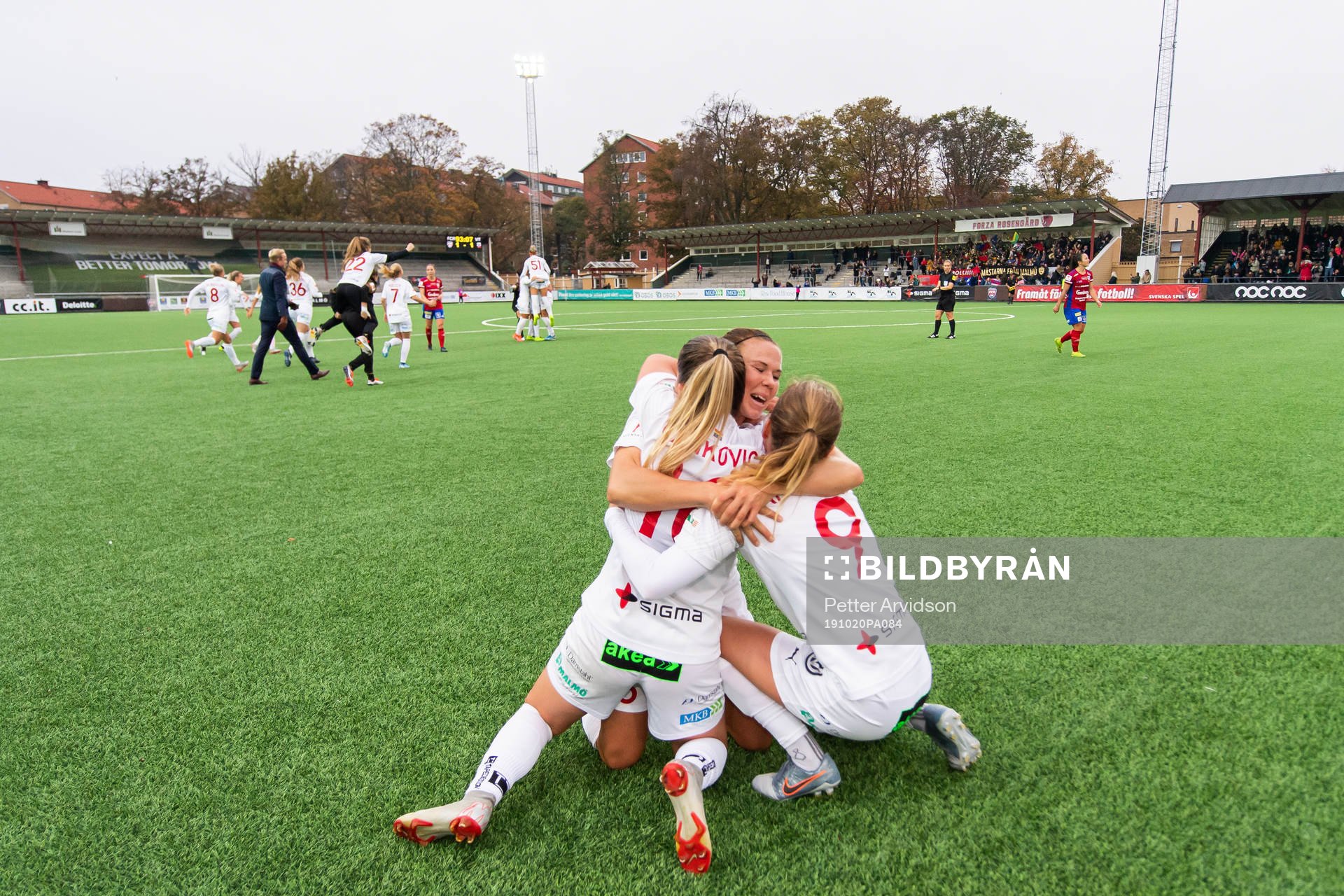 Rosengårds Jessica Samuelsson, Jelena Cankovic och Anna Anvegård jublar efter fotbollsmatchen i Damallsvenskan mellan Rosengård och Vittsjö den 20 oktober 2019 i Malmö.