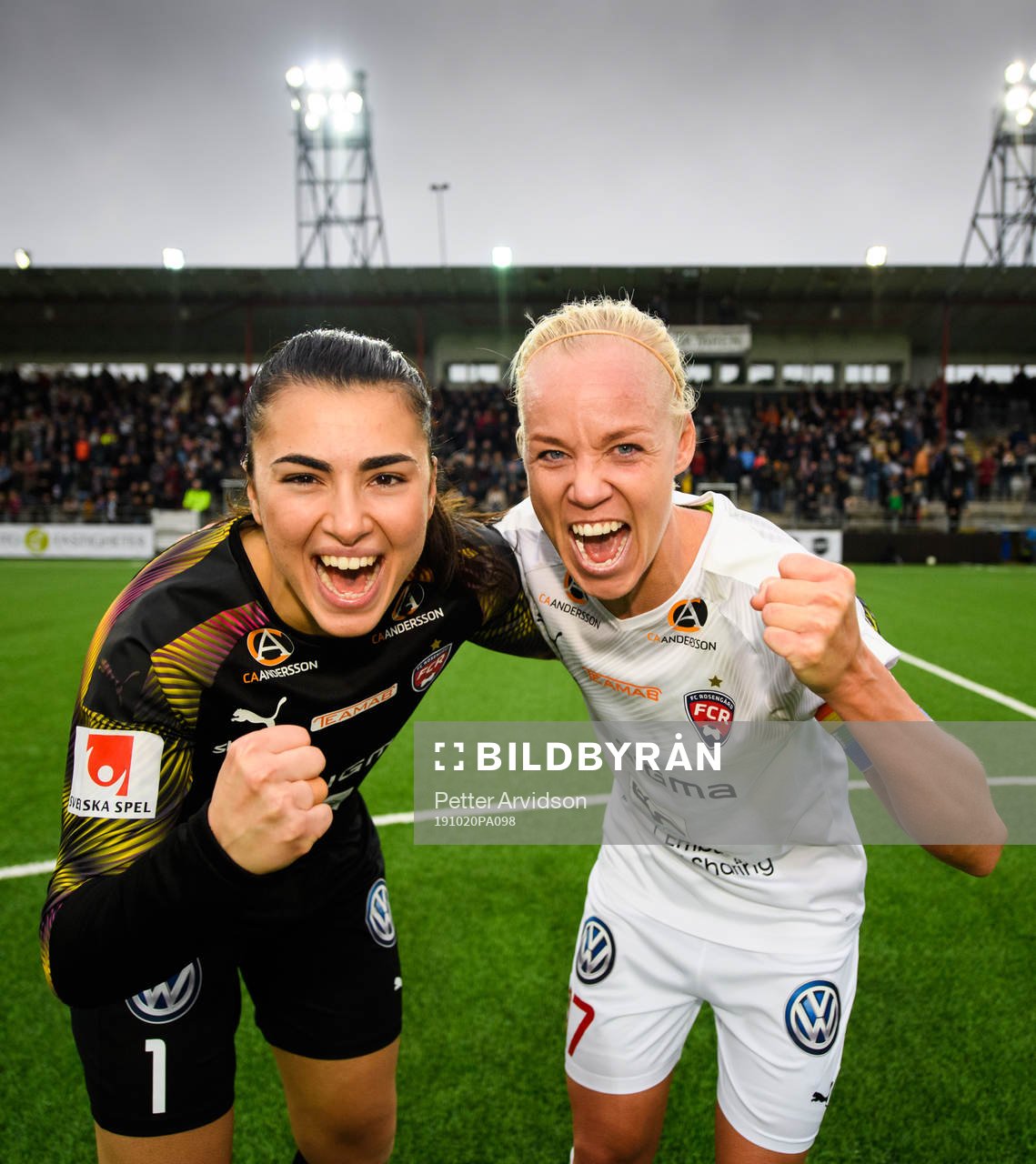 Rosengårds målvakt Zecira Musovic och Caroline Seger jublar efter fotbollsmatchen i Damallsvenskan mellan Rosengård och Vittsjö den 20 oktober 2019 i Malmö.