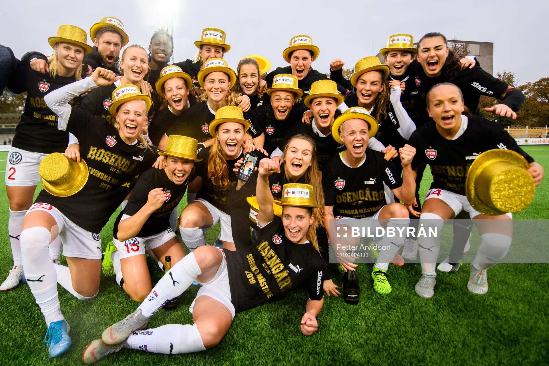 Rosengårds spelare jublar i guldhattar