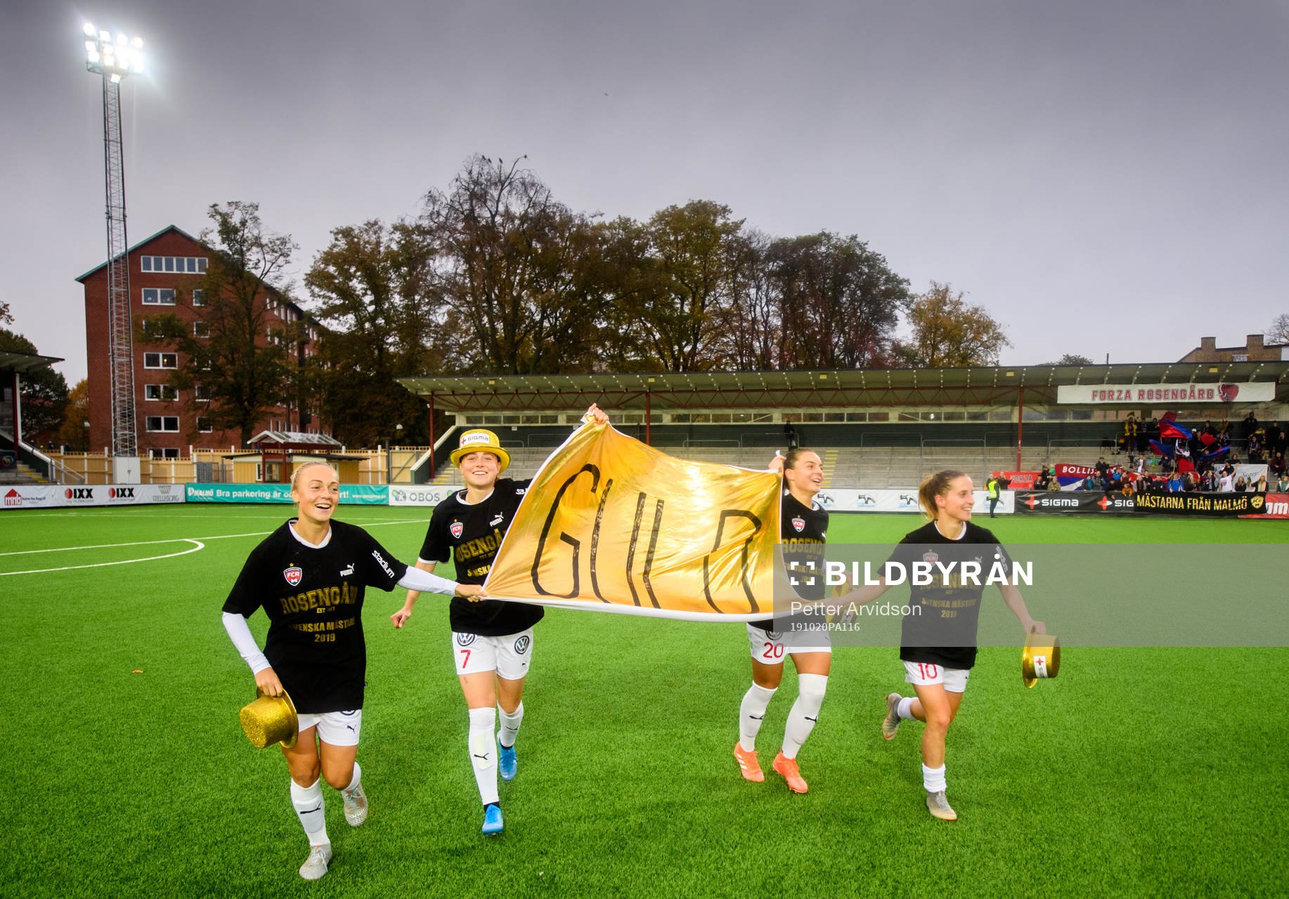 Rosengårds Hanna Bennison, Ebba Wieder, Johanna Rytting Kaneryd och Jelena Cankovic jublar efter att Rosengård säkrat SM-guldet 2019 efter fotbollsmatchen i Damallsvenskan mellan Rosengård och Vittsjö den 20 oktober 2019 i Malmö.