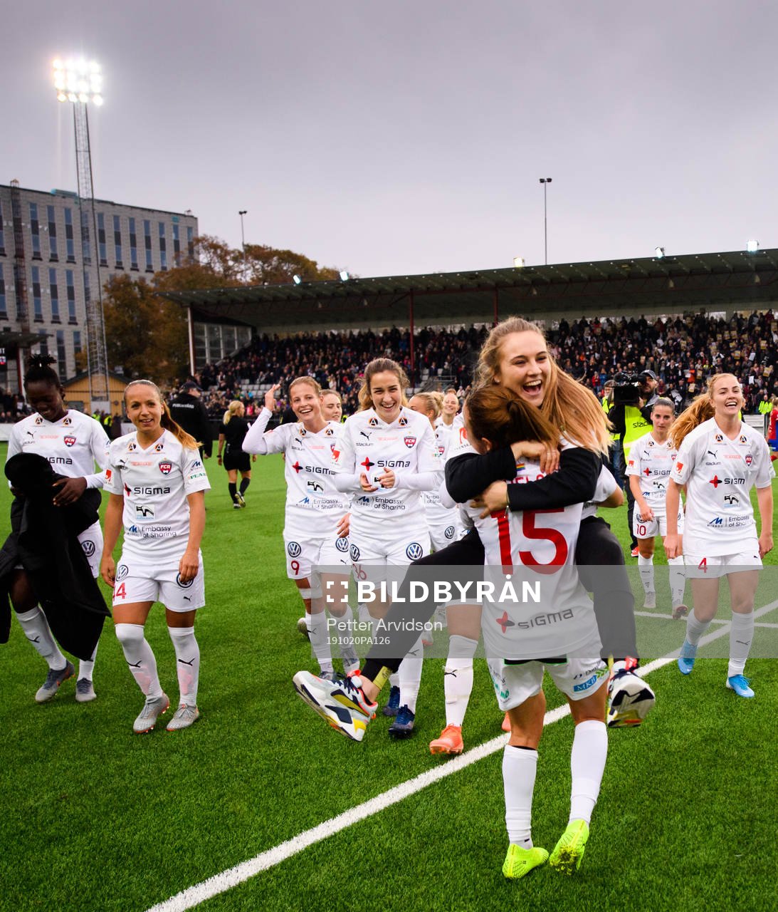 Rosengårds Fiona Brown och Jessica Samuelsson jublar