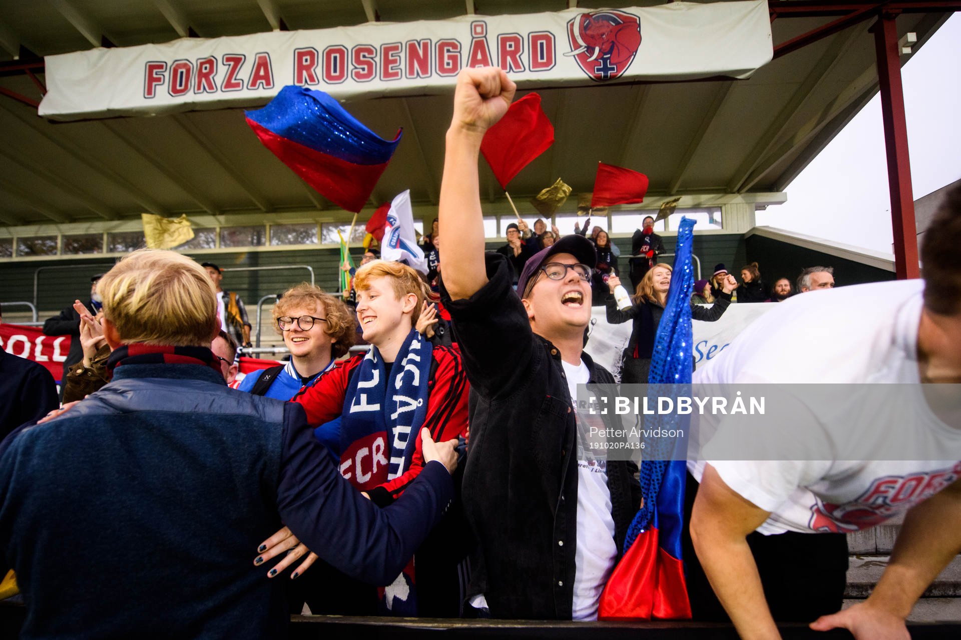 Rosengårds tränare Jonas Eidevall jublar med supportrar