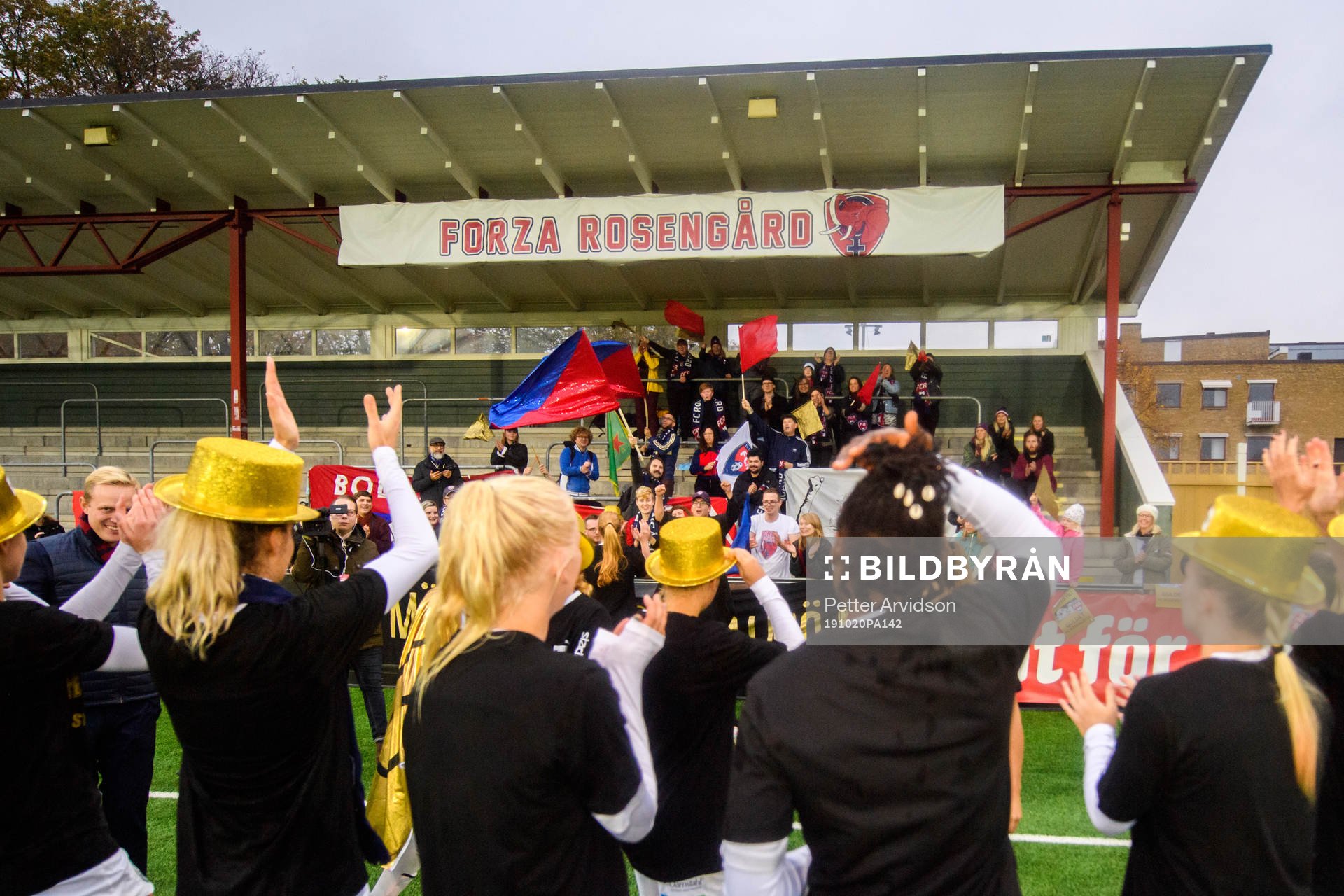 Rosengårds spelare jublar med supportrarna