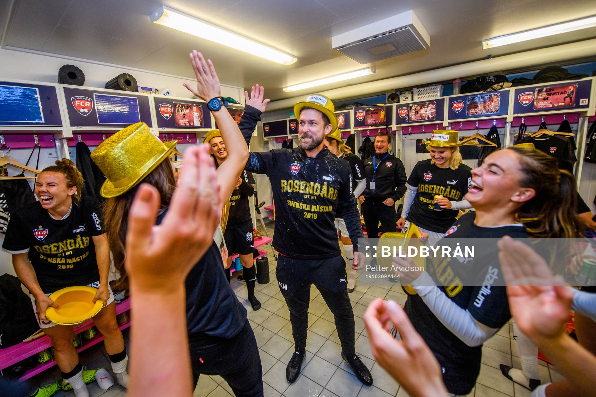 Rosengårds målvaktstränare Kenneth Mattsson jublar i omklädningsrummet efter att Rosengård säkrat SM-guldet 2019 efter fotbollsmatchen i Damallsvenskan mellan Rosengård och Vittsjö den 20 oktober 2019 i Malmö.