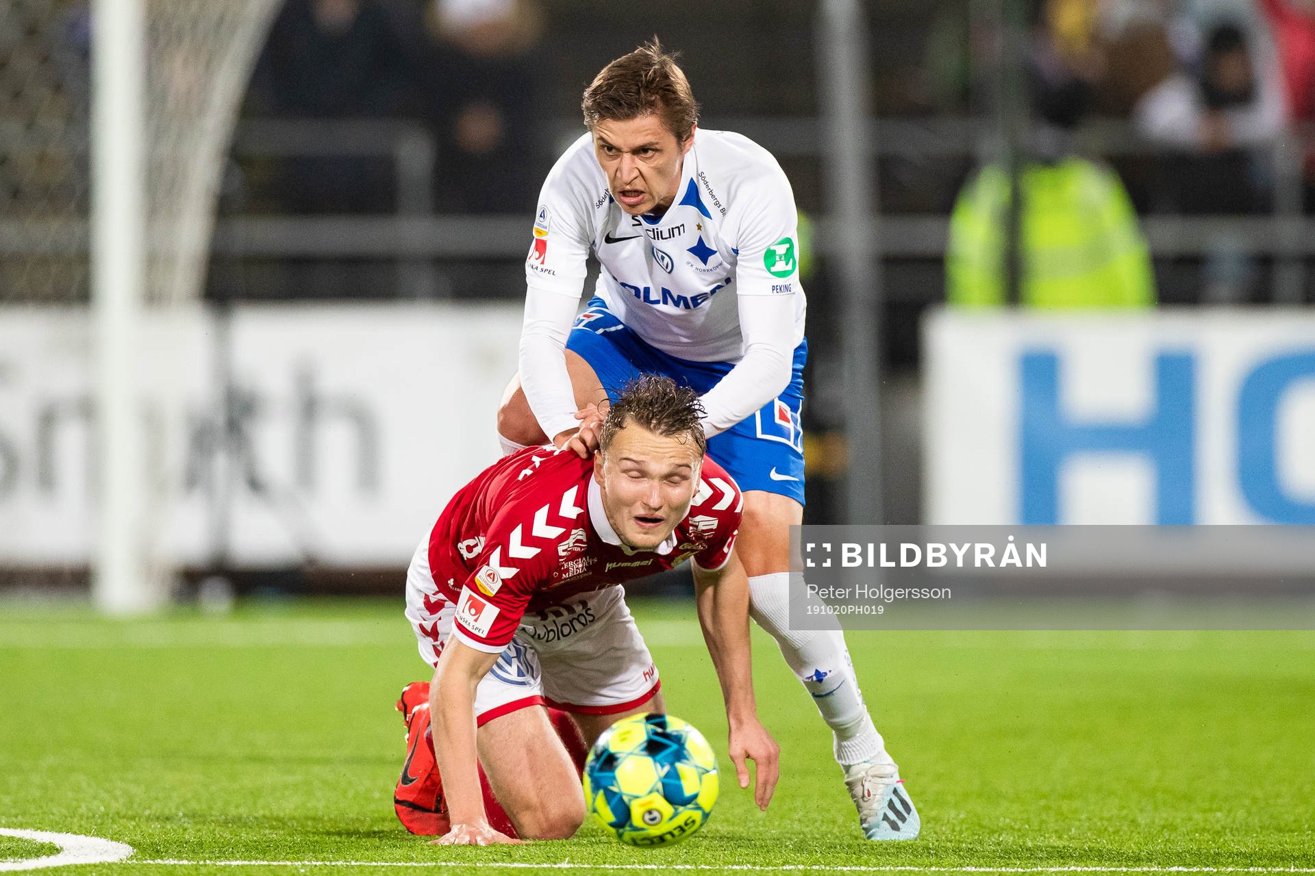 IFK Norrköpings Simon Thern i kamp om bollen med Kalmars