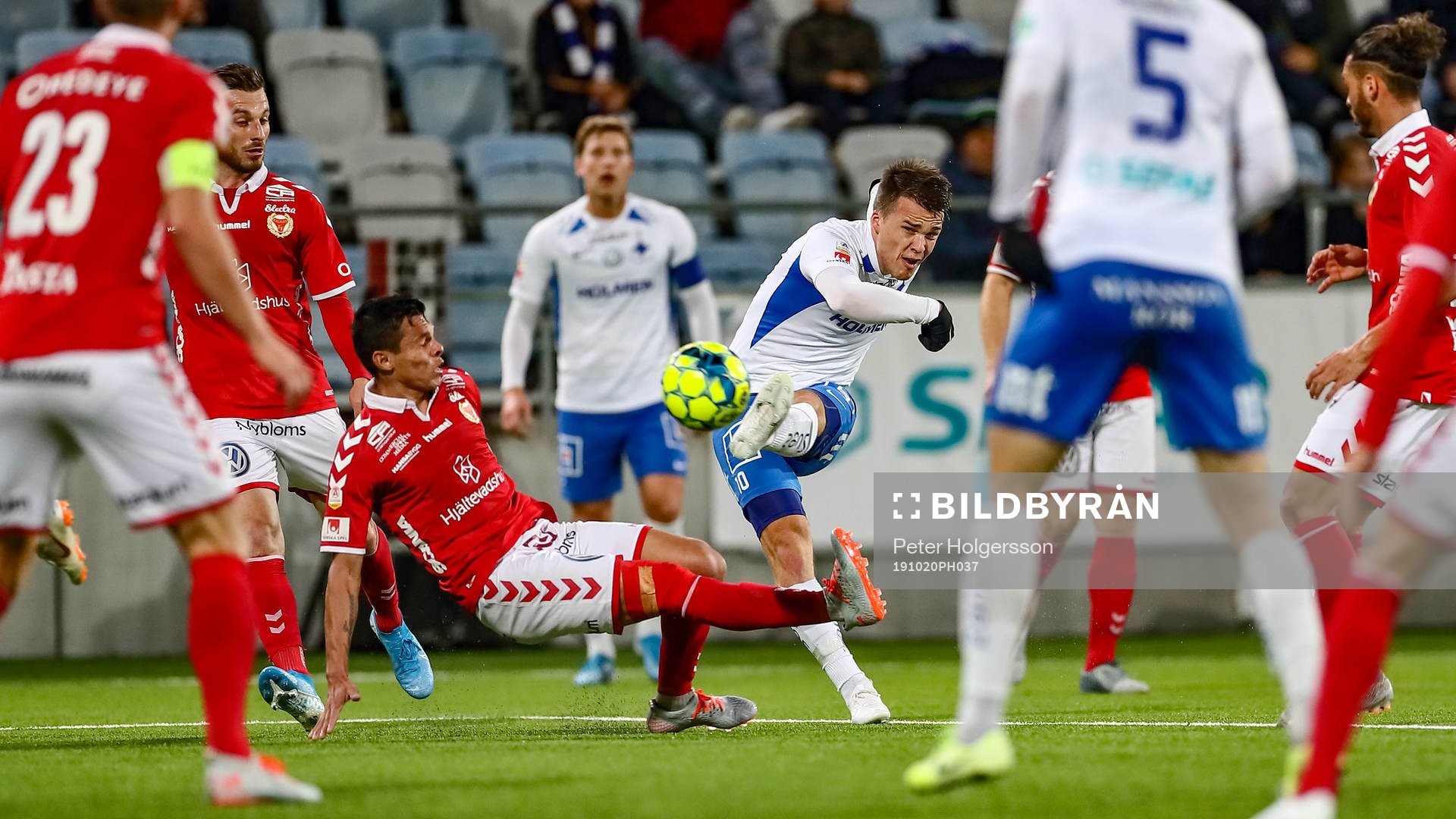 Kalmars Viktor Elm och IFK Norrköpings Simon Skrabb