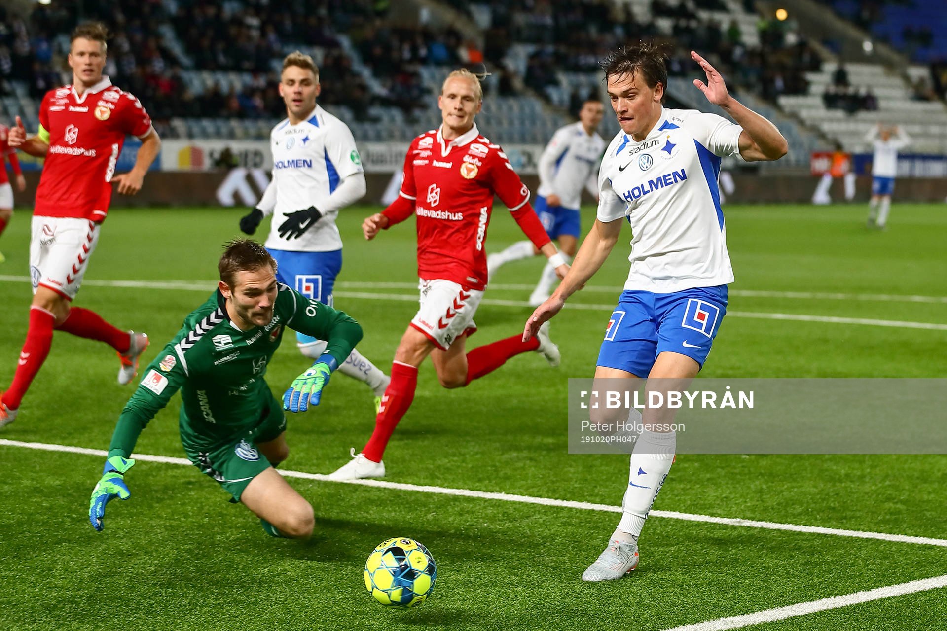 Målchans för IFK Norrköpings Rasmus Lauritsen framför Kalmars målvakt Lucas Hägg-Johansson under fotbollsmatchen i Allsvenskan mellan IFK Norrköping och Kalmar den 20 oktober 2019 i Norrköping.