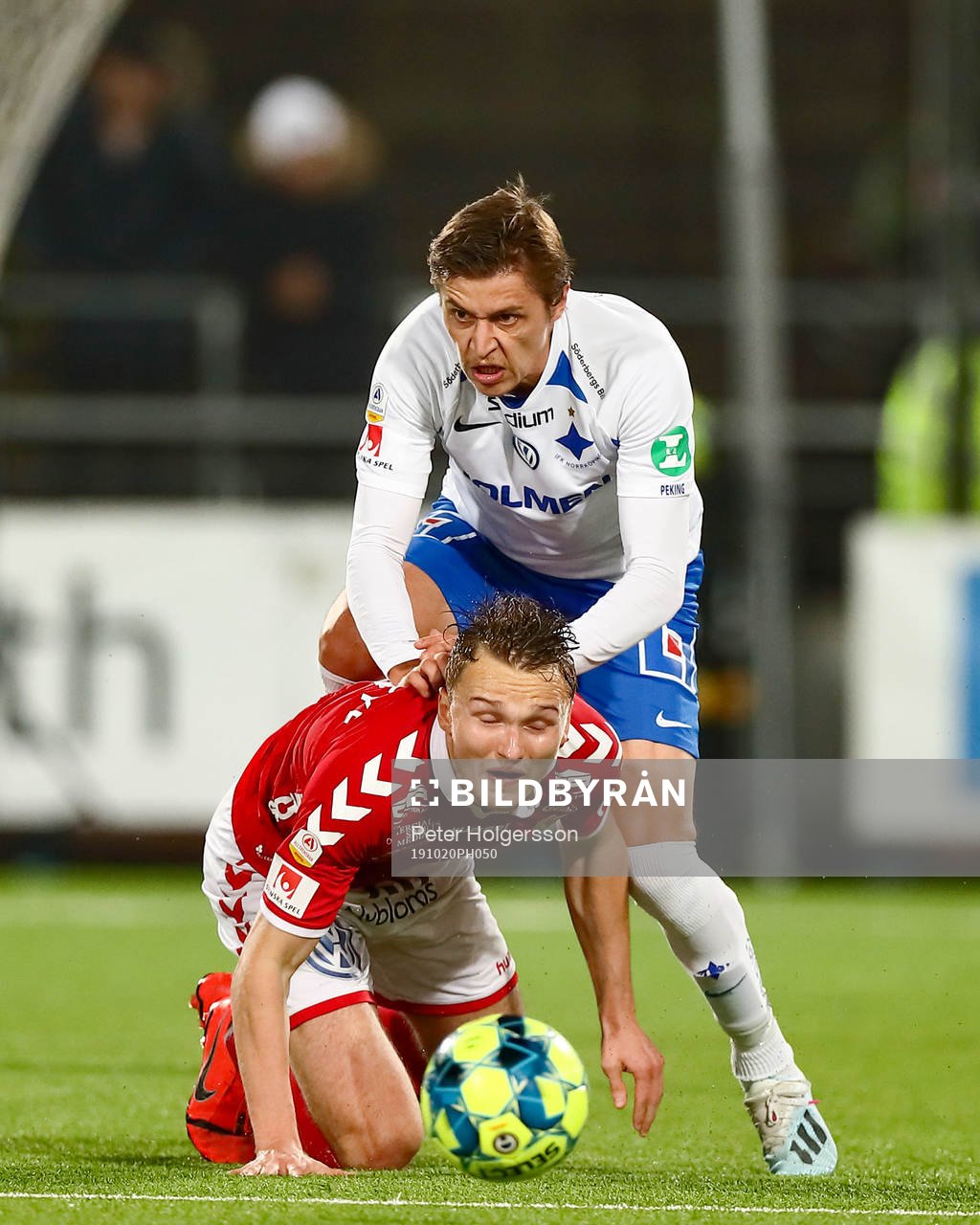 IFK Norrköpings Simon Thern på Kalmars Piotr Johansson