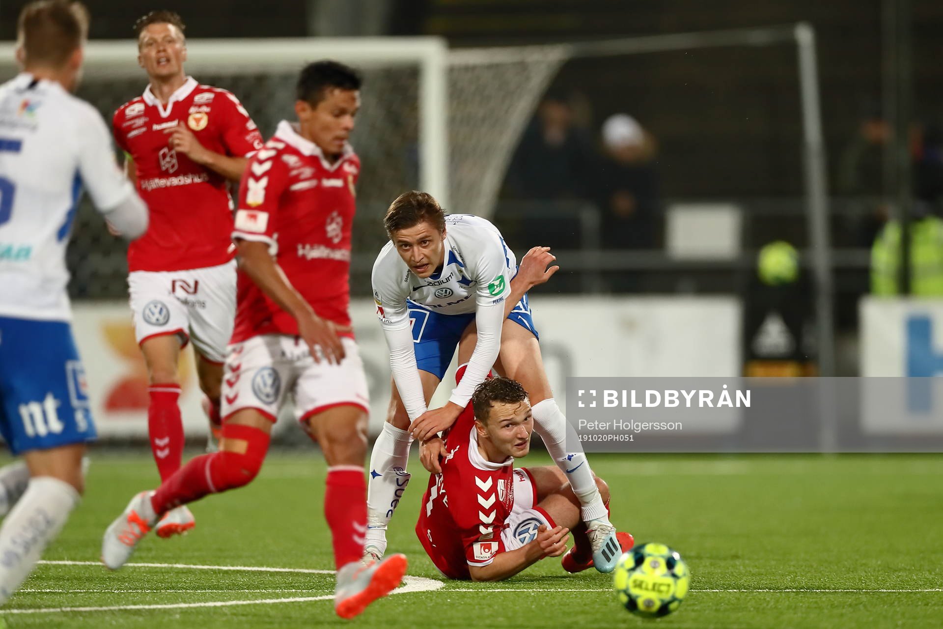 IFK Norrköpings Simon Thern på Kalmars Piotr Johansson