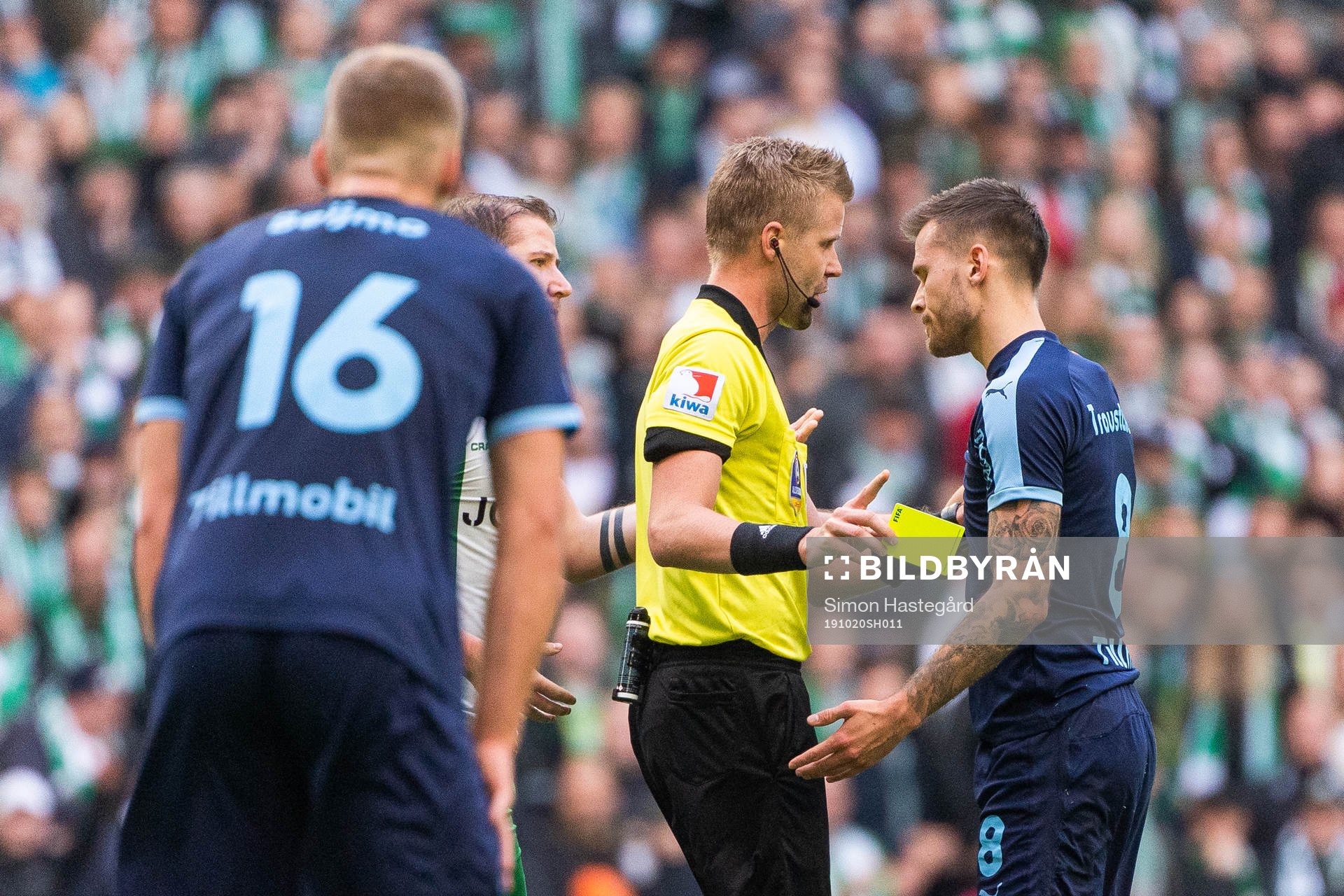 Domare Glenn Nyberg varnar Malmö FFs Arnór Traustason