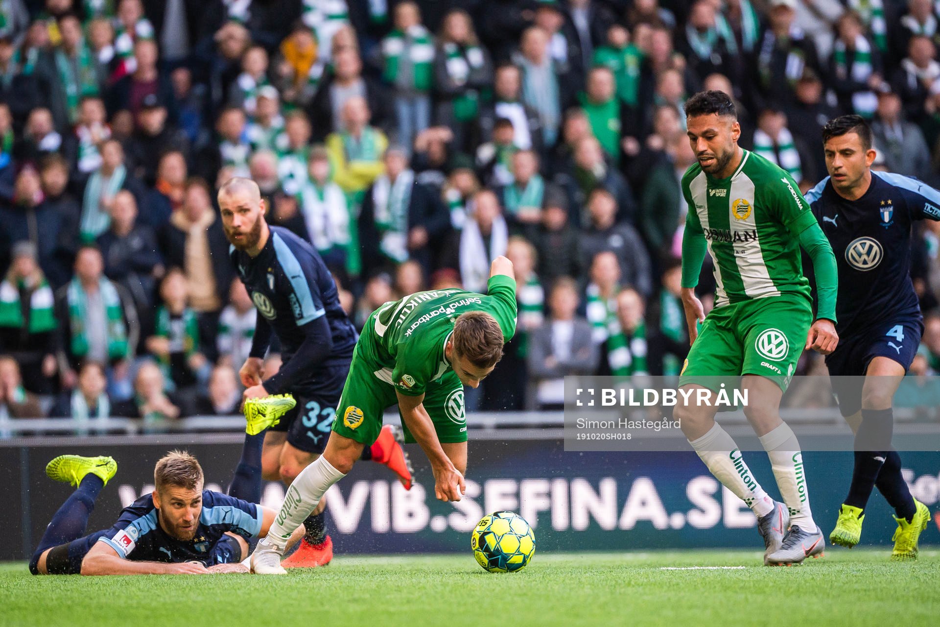 Hammarbys Alexander Kacaniklic faller i straffområdet