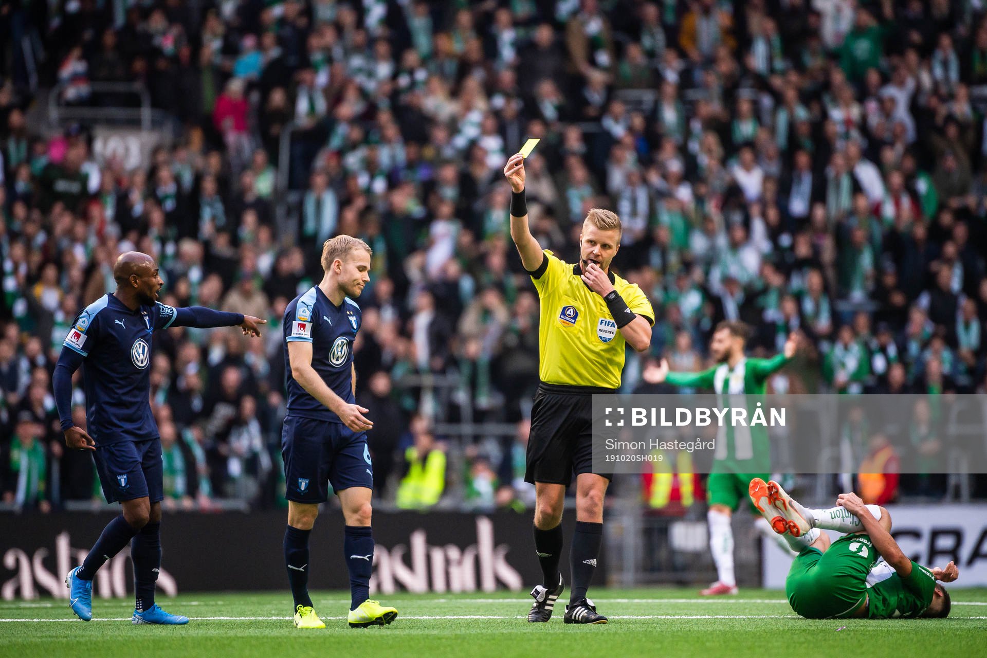 Malmö FFs Oscar Lewicki får gult kort