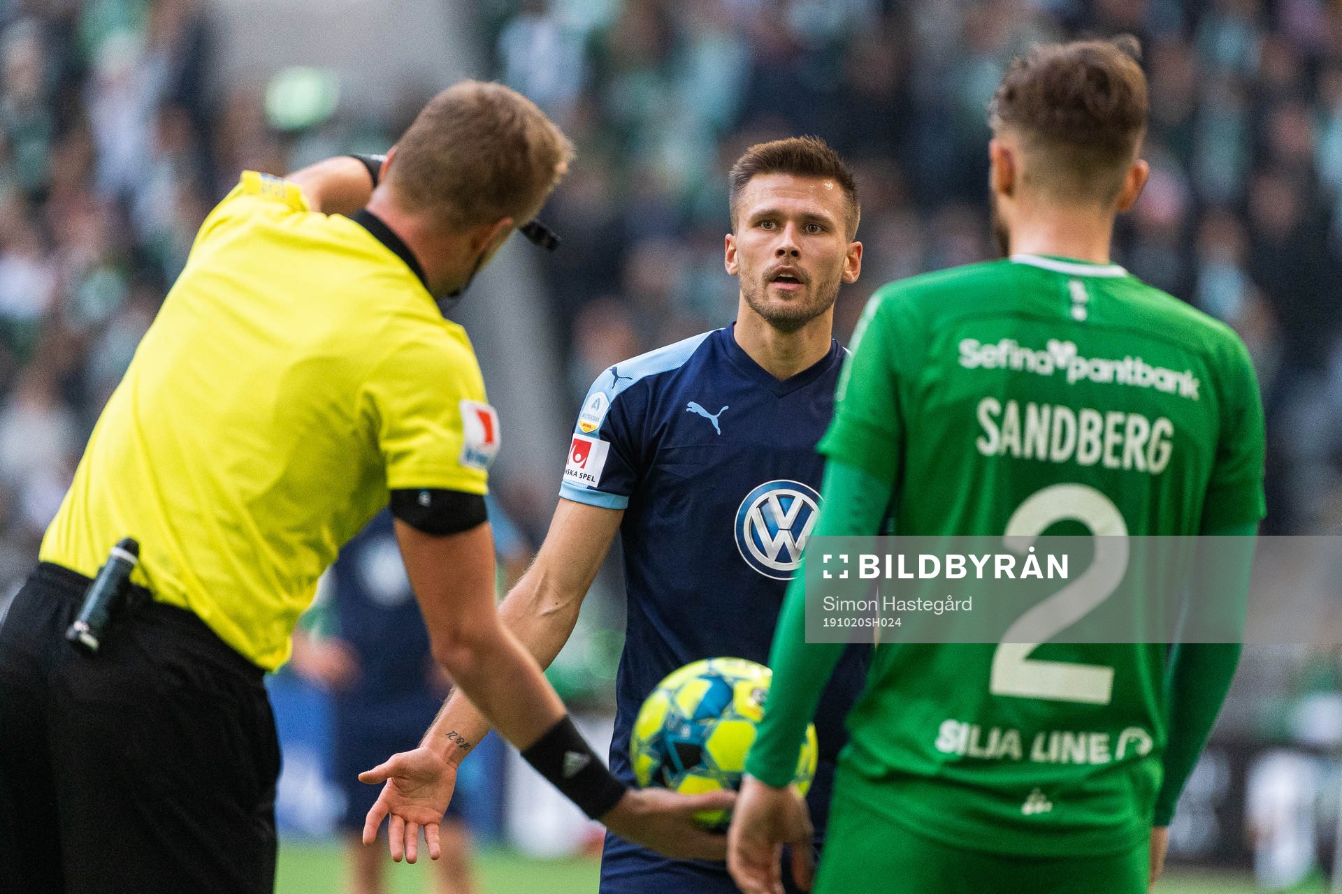 Malmö FFs Arnór Traustason reagerar på ett domslut