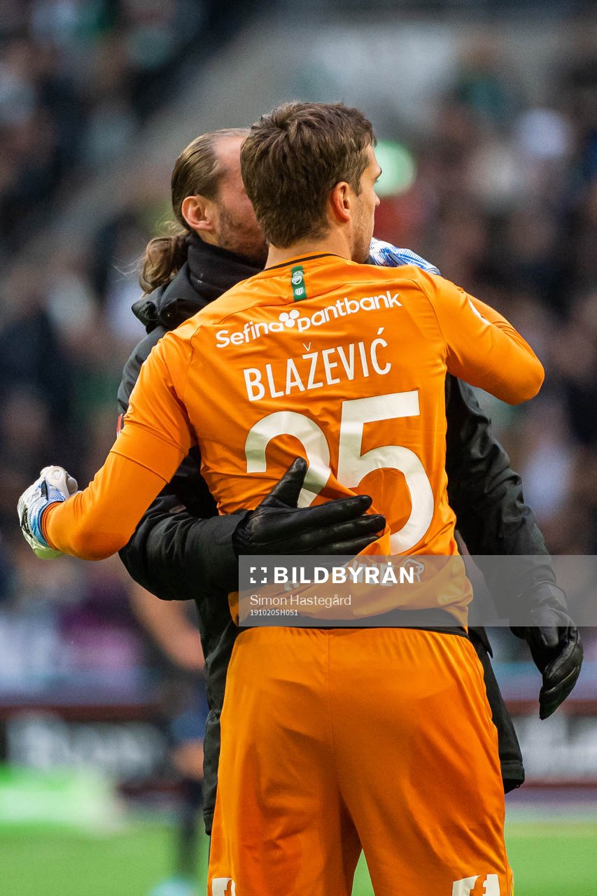 Hammarbys målvakt Johan Wiland kramar om målvakt Davor Blazevic efter fotbollsmatchen i Allsvenskan mellan Hammarby och Malmö FF den 20 oktober 2019 i Stockholm.