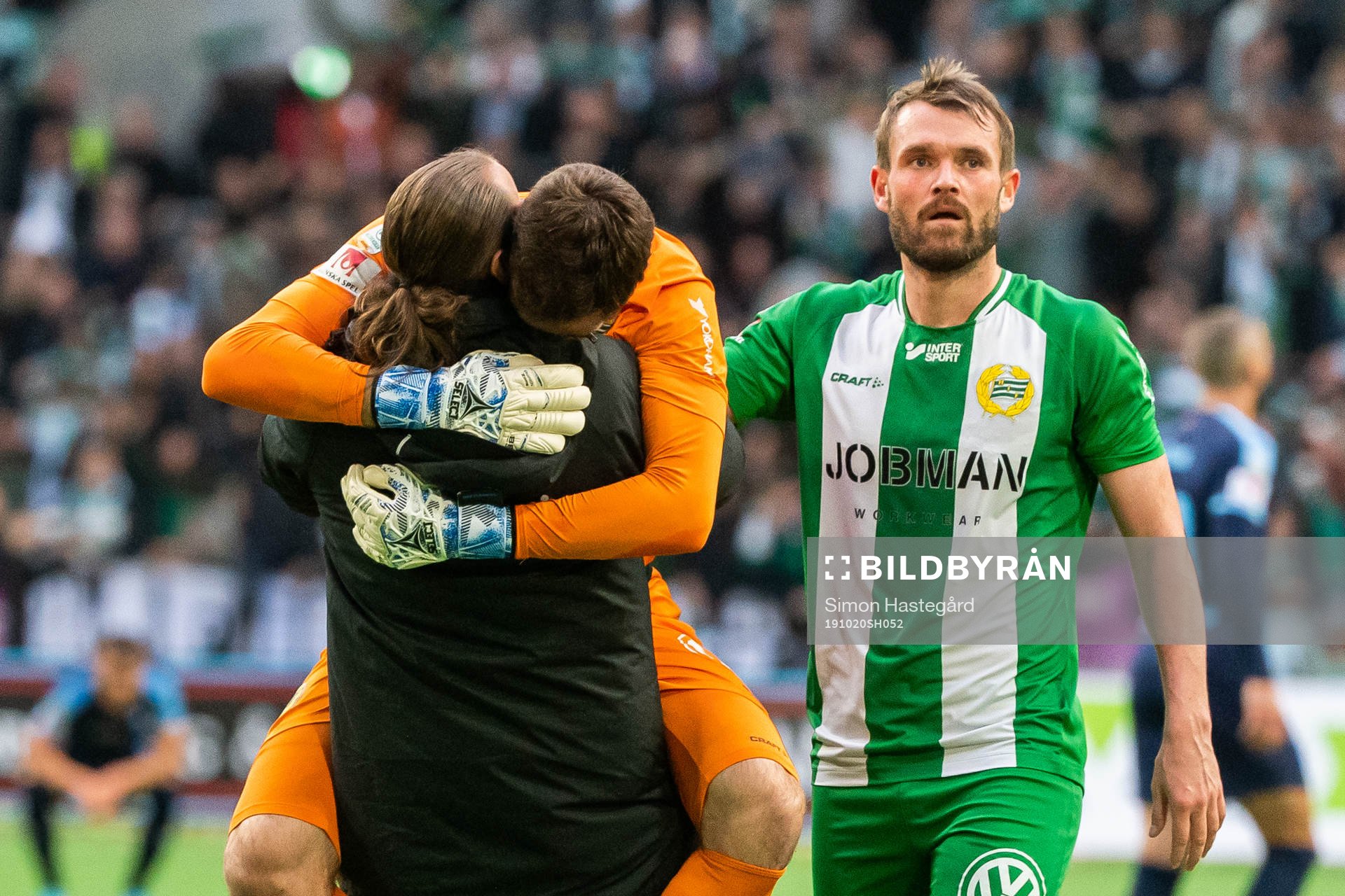 Hammarbys målvakt Johan Wiland kramar om målvakt Davor Blazevic bredvid Mads Fenger Nielsen efter fotbollsmatchen i Allsvenskan mellan Hammarby och Malmö FF den 20 oktober 2019 i Stockholm.