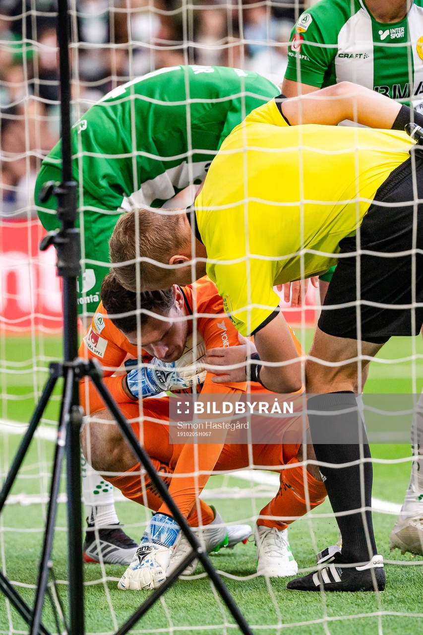 Hammarbys målvakt Davor Blazevic har ont