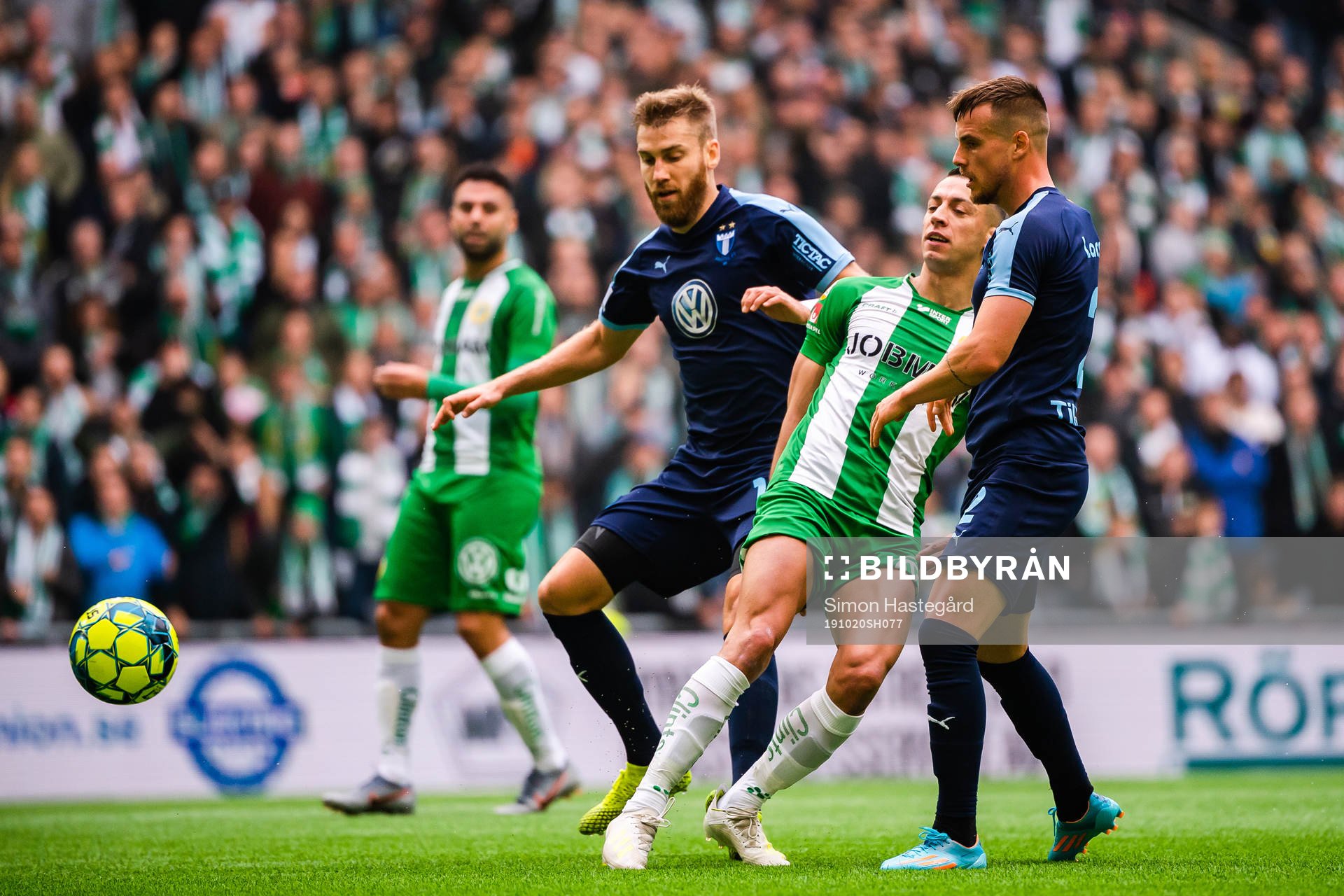 Malmö FFs Rasmus Bengtsson och Eric Larsson försvarar mot