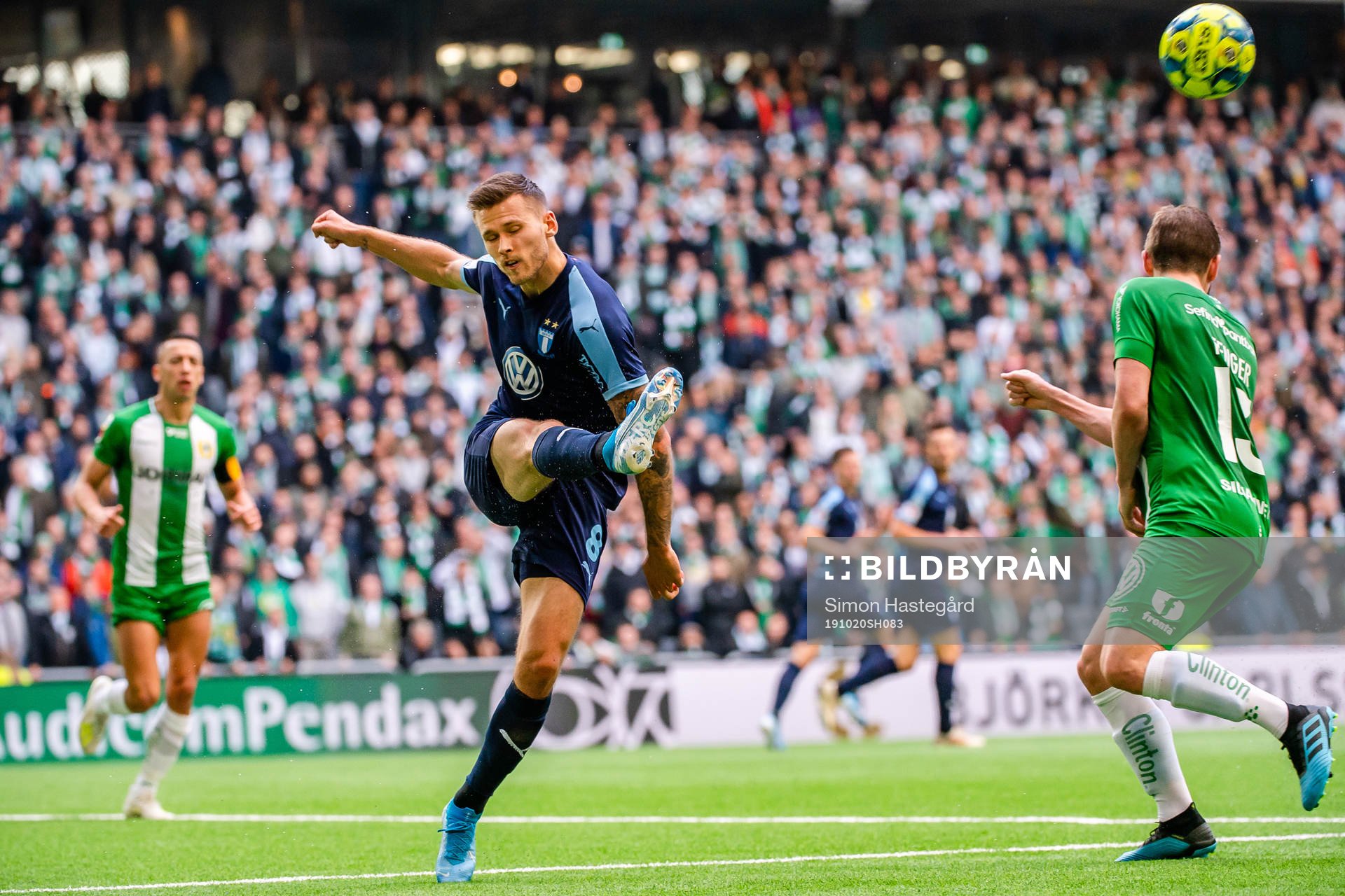 Malmö FFs Arnór Traustason och Hammarbys Mads Fenger