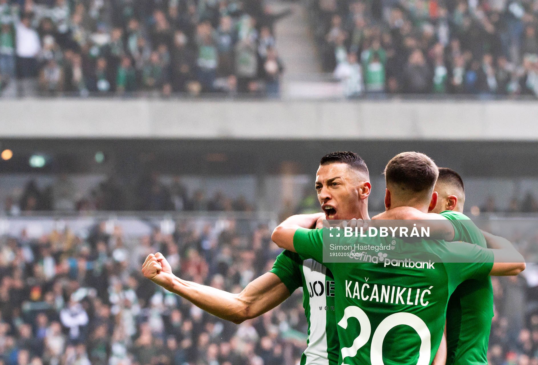 Hammarbys Alexander Kacaniklic jublar med Nikola Djurdjic