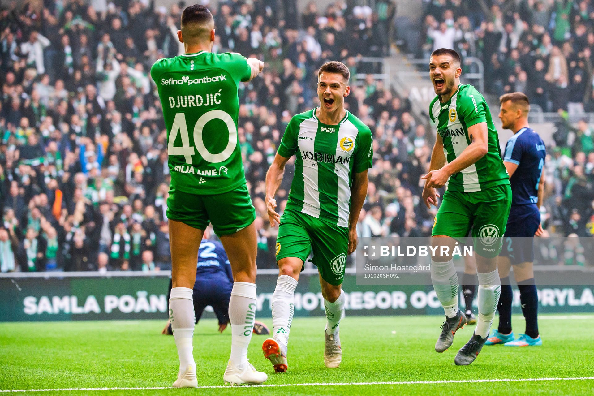 Hammarbys Alexander Kacaniklic jublar med Nikola Djurdjic och Vladimir Rodic efter 1-0 under fotbollsmatchen i Allsvenskan mellan Hammarby och Malmö FF den 20 oktober 2019 i Stockholm.