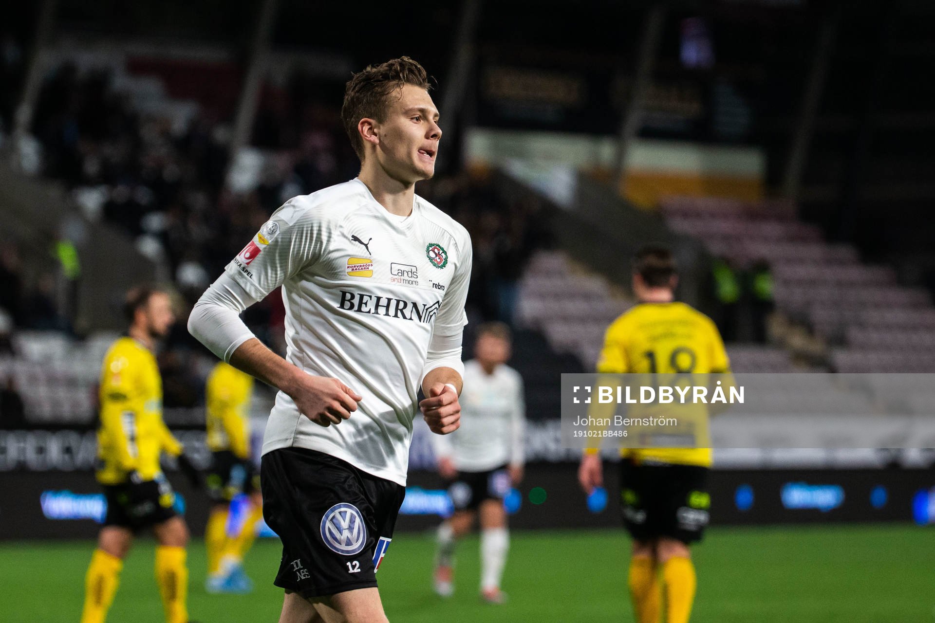 Örebros Jake Larsson jublar efter 1-1 under fotbollsmatchen i Allsvenskan mellan Örebro och Elfsborg den 21 oktober 2019 i Örebro.