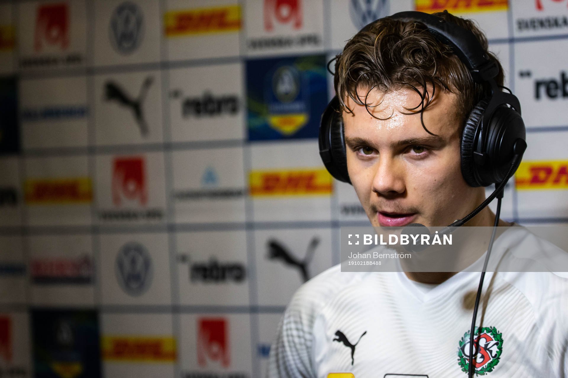 Örebros Jake Larsson blir intervjuad i halvtid