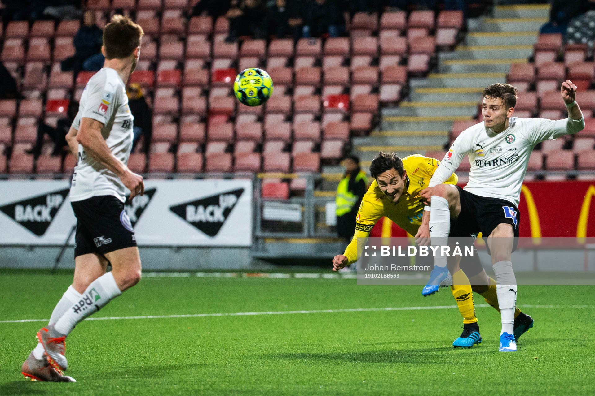 Elfsborgs Stefan Ishizaki och Örebros Jake Larsson