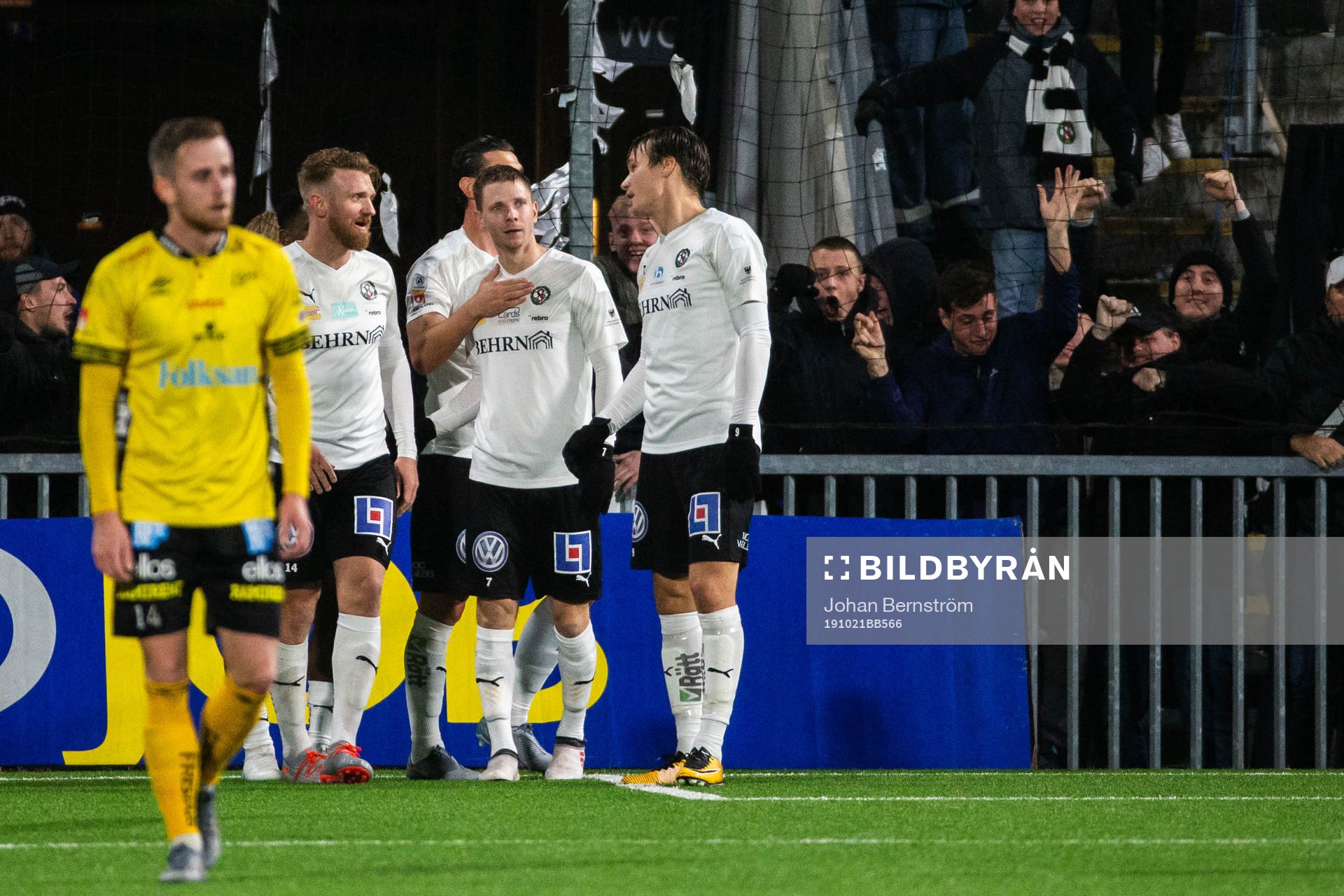Örebros Johan Bertilsson jublar med lagkamrater