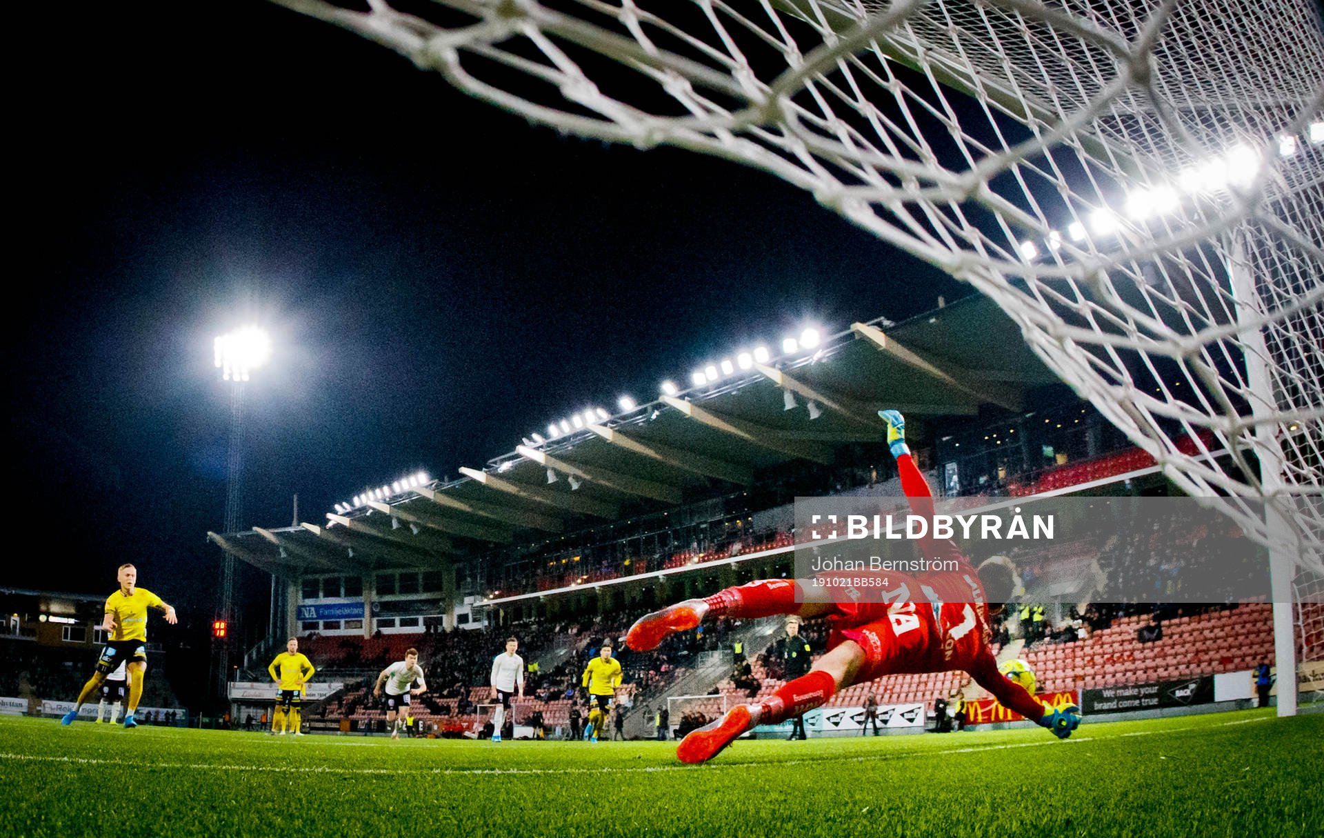 Örebros målvakt Oscar Jansson räddar straff från Elfsborgs Jesper Karlsson under fotbollsmatchen i Allsvenskan mellan Örebro och Elfsborg den 21 oktober 2019 i Örebro.