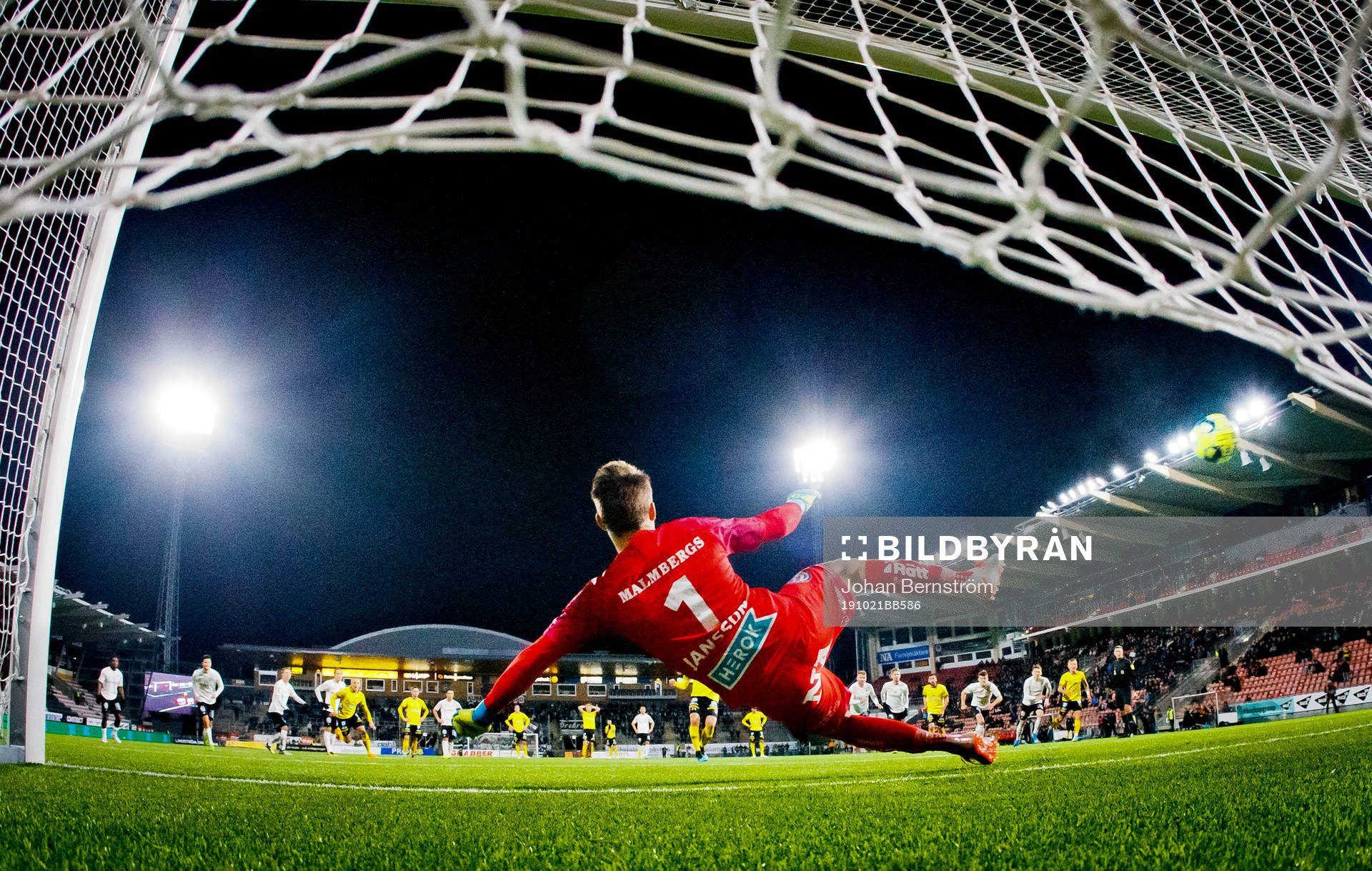 Elfsborgs Stefan Ishizaki gör 1-2 på Örebros målvakt