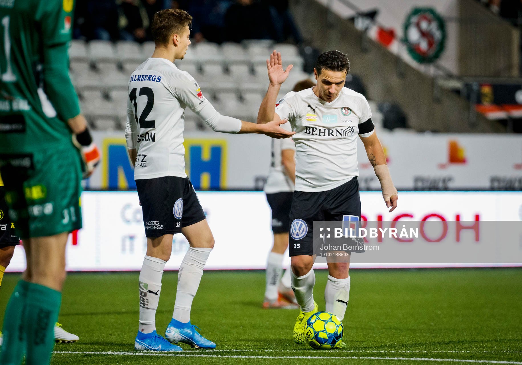 Örebros Jake Larsson och Nordin Gerzic jublar