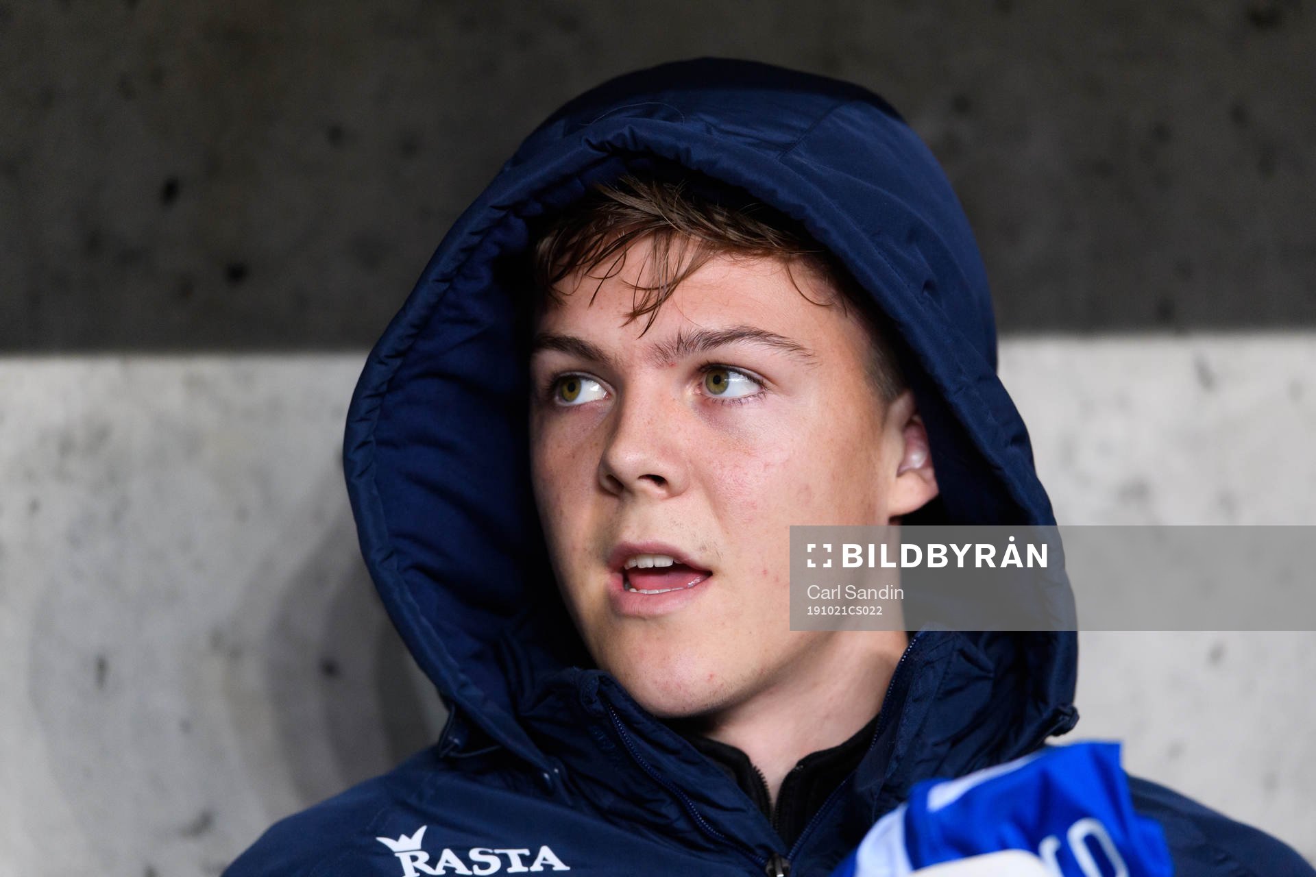 IFK Göteborgs Emil Holm på bänken innan fotbollsmatchen