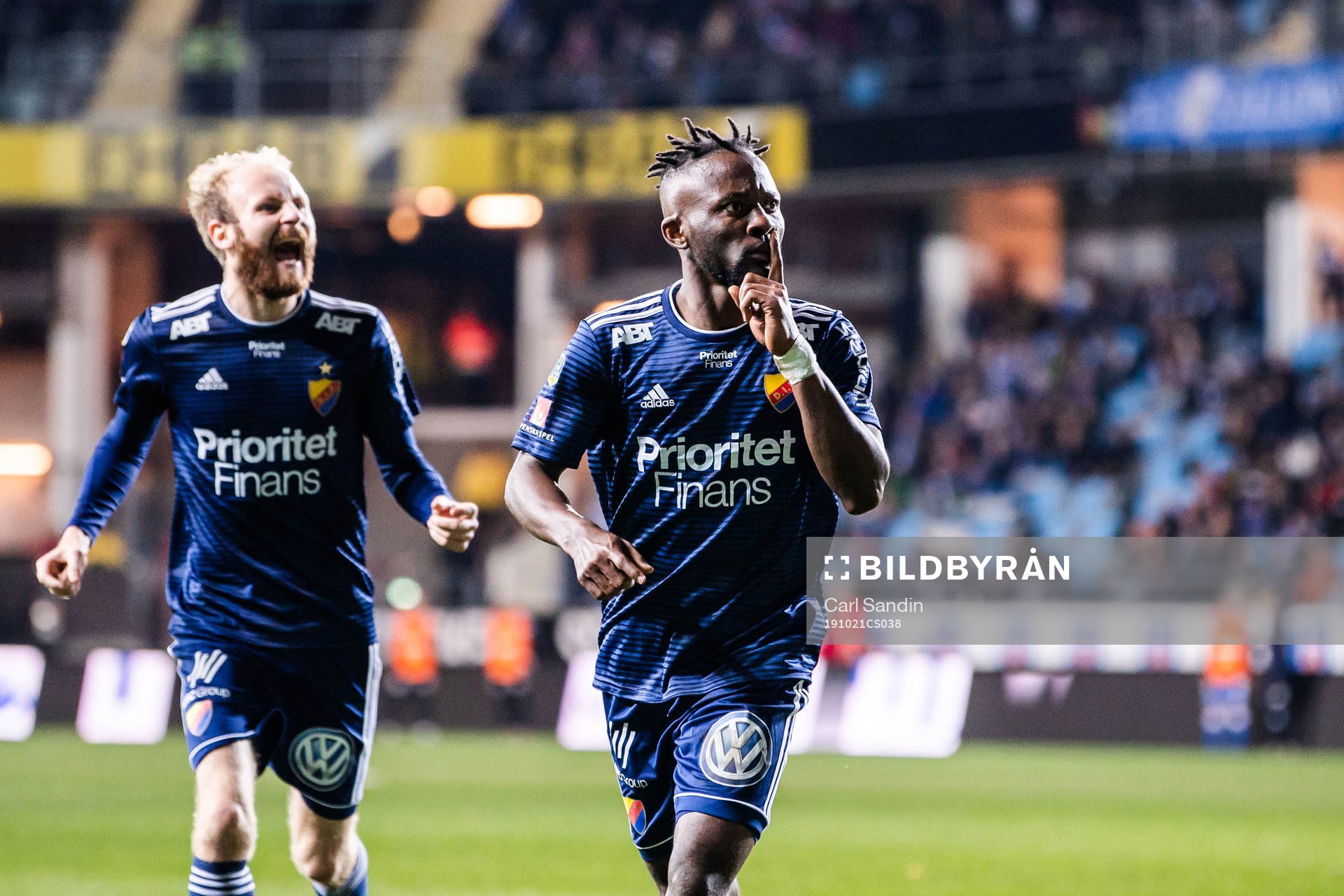 Djurgårdens Curtis Edwards och Mohamed Buya Turay jublar