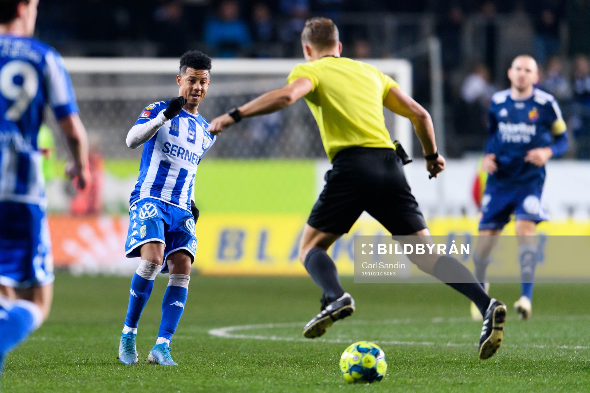 IFK Göteborgs Tobias Sana skjuter bollen på domaren