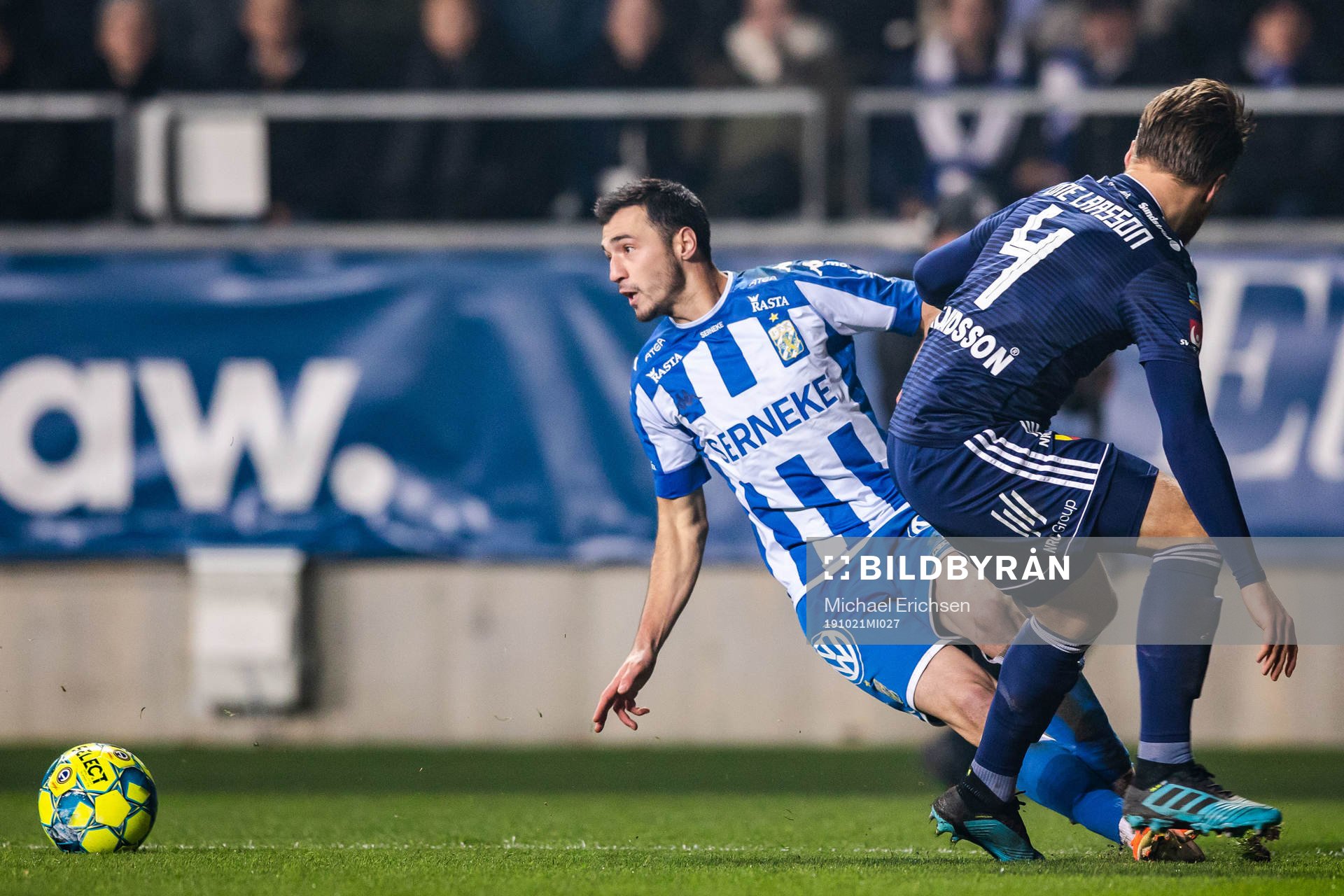 IFK Göteborgs Giorgi Kharaishvili faller i en kamp med