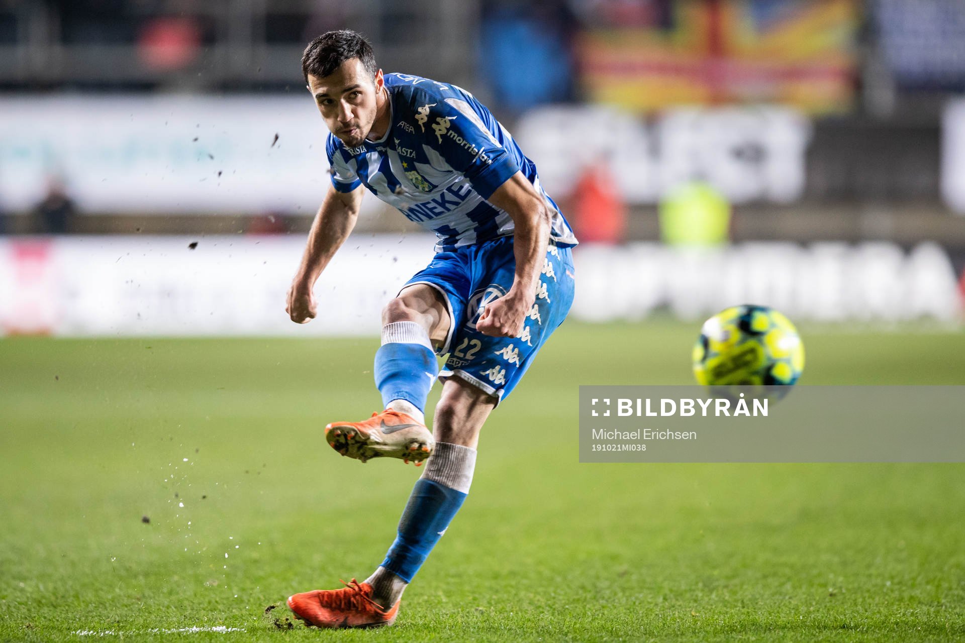 IFK Göteborgs Giorgi Kharaishvili med en frispark
