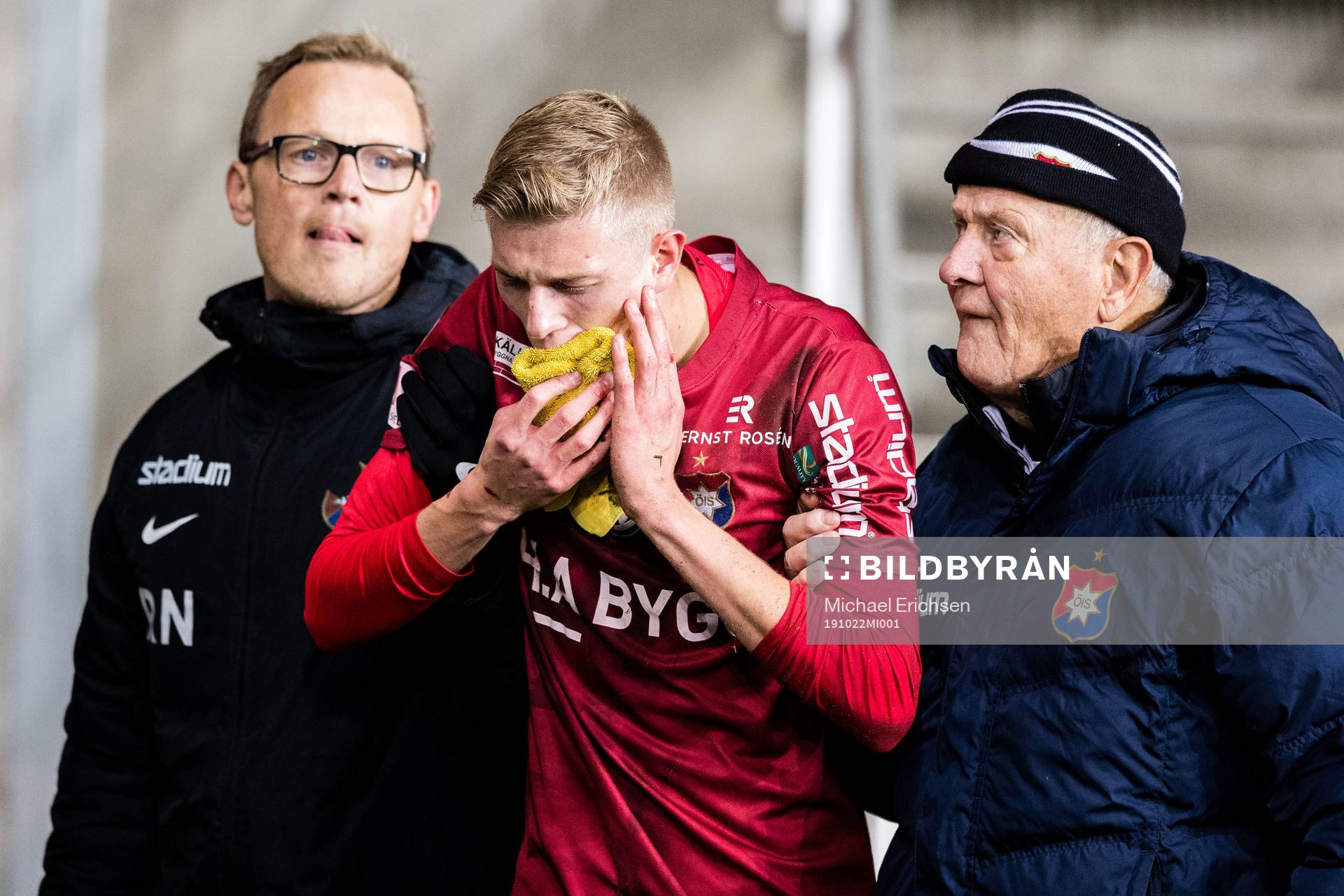 Örgrytes Alexander Bernhardsson lämnar planen med skada