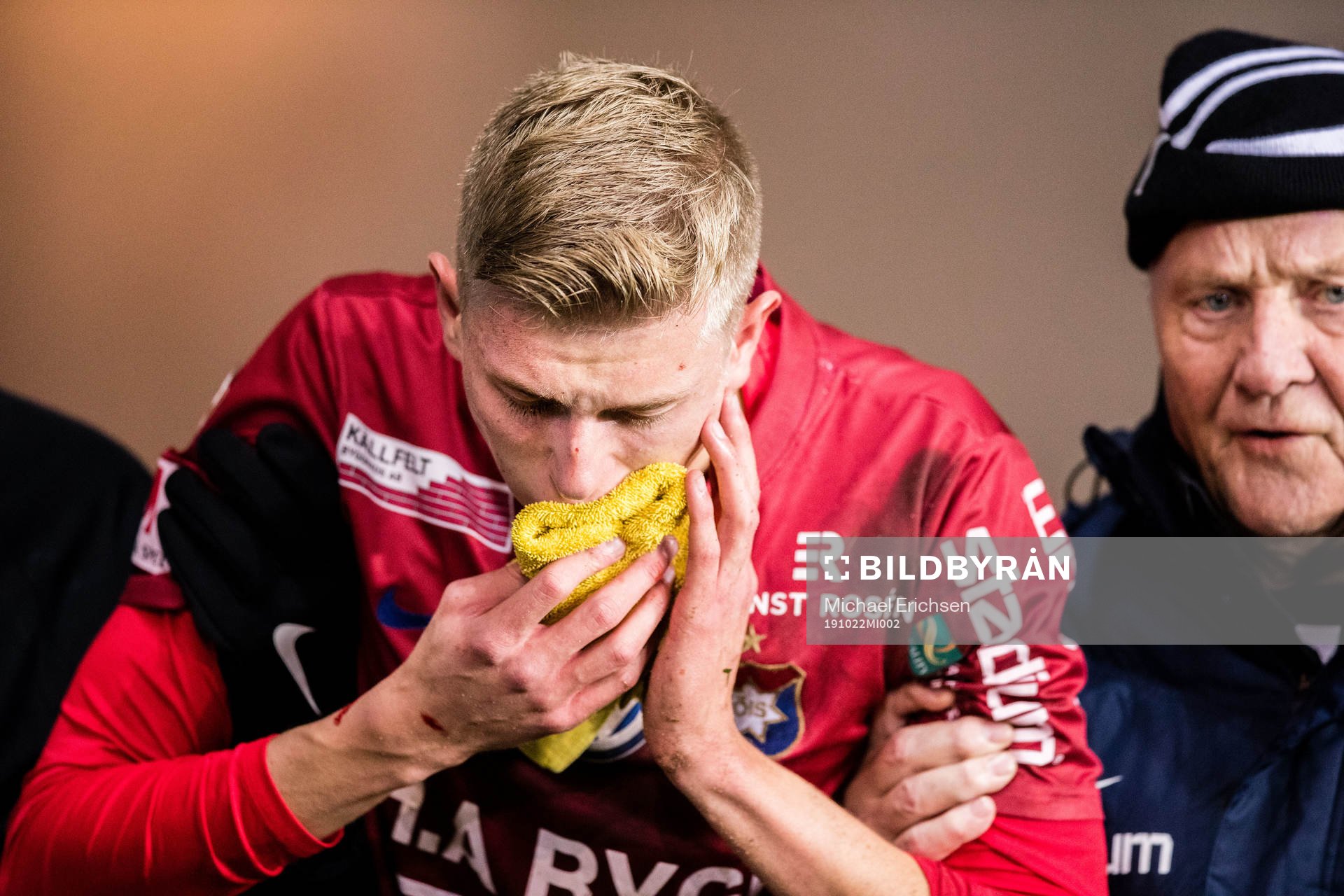 Örgrytes Alexander Bernhardsson lämnar planen med skada