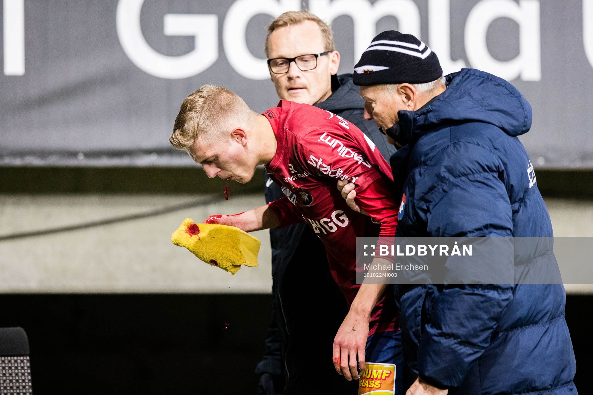 Örgrytes Alexander Bernhardsson lämnar planen med skada
