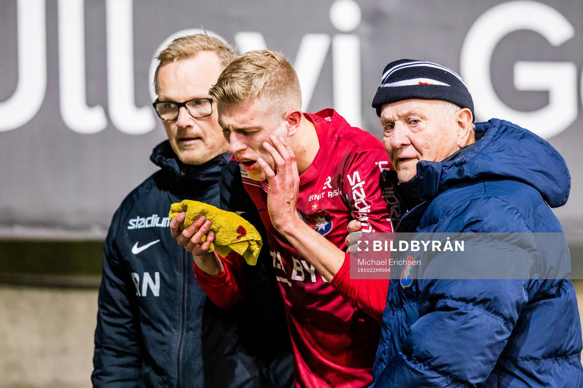 Örgrytes Alexander Bernhardsson lämnar planen med skada