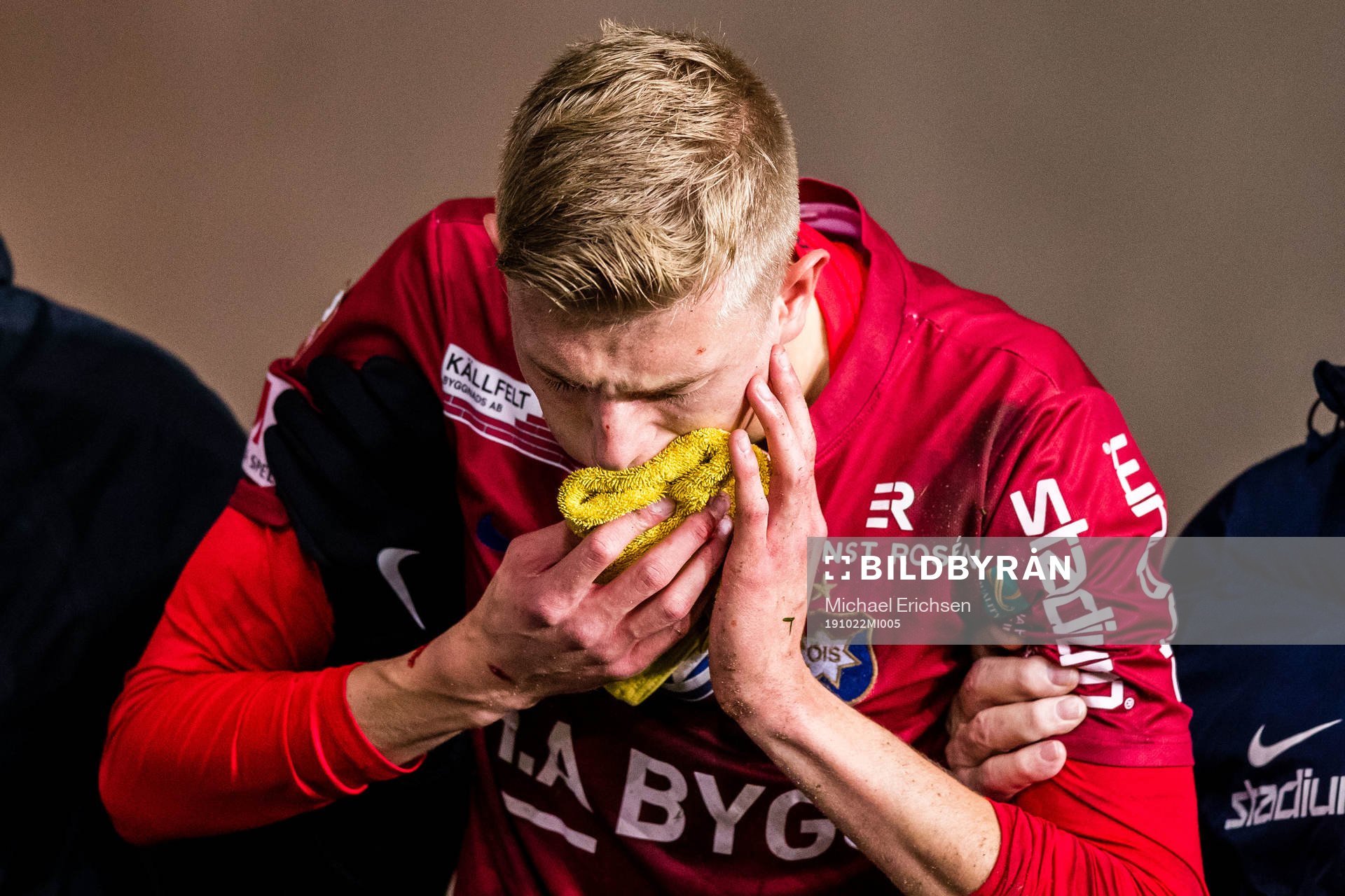 Örgrytes Alexander Bernhardsson lämnar planen med skada
