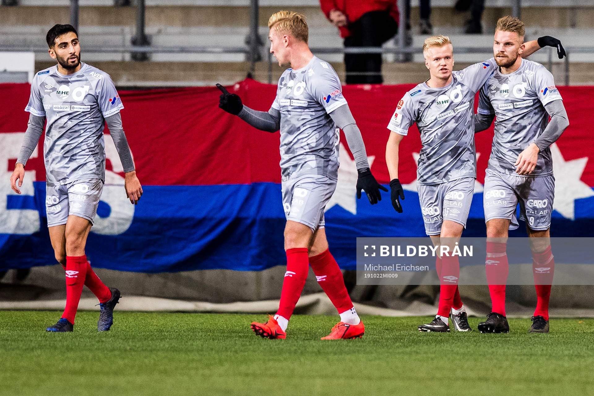 Degerfors Erik Björndahl jublar med lagkamrater