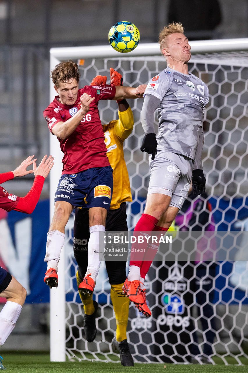 Degerfors Oliver Ekroth i kamp om bollen med Örgrytes